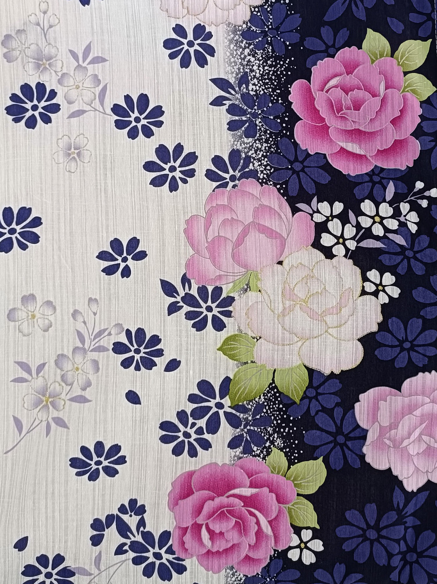 ยูกาตะขาวไล่ดำลายดอกไม้01