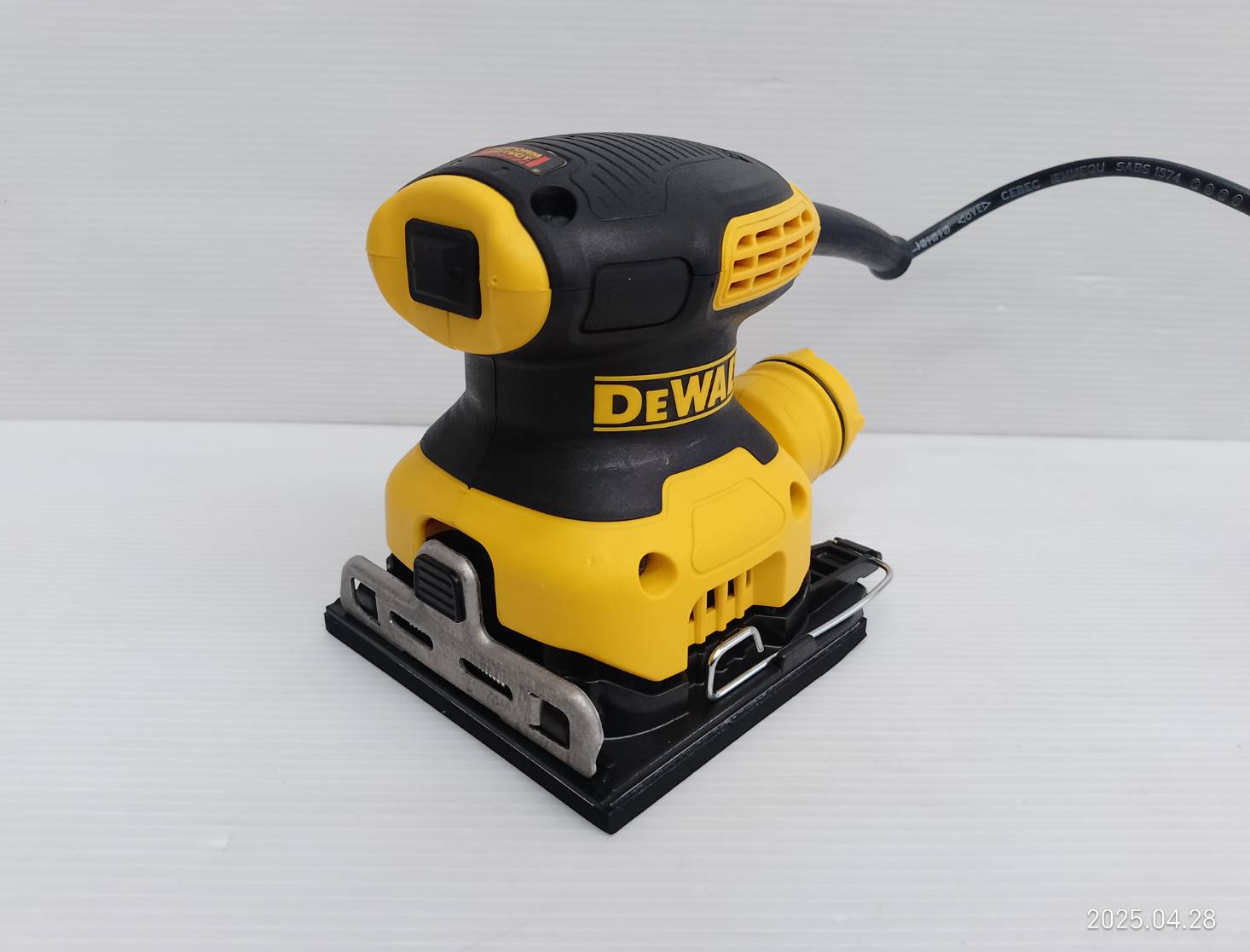 DEWALT เครื่องขัดกระดาษทราย 1/4 (230W) DWE6411-B1