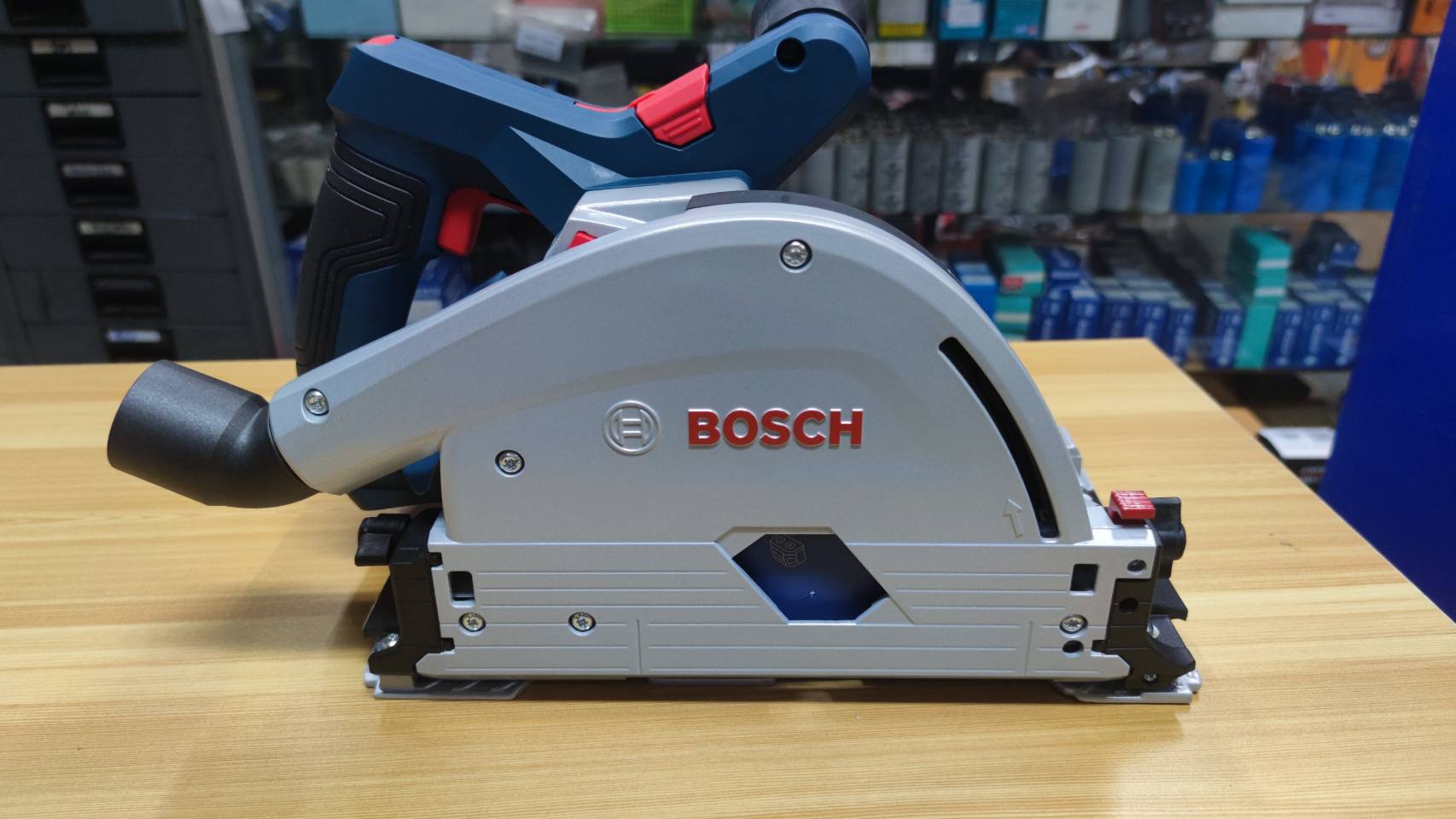 เลื่อยวงเดือนแบบรางไร้สาย GKT18V-52GC BOSCH SOLO (ไม่รวมราง)