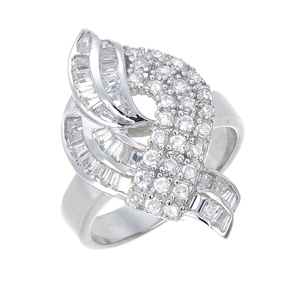 แหวนเพชร ประดับ เพชรCZ ตัวเรือนเงินแท้100% (เงินแท้92.5%) แหวนทรงเส้นไขว้ ดีไซน์เก๋หรูดูดี ฝังเพชรกลมประดับเคียงคู่เพชรสี่เหลี่ยมไล่ระดับกัน สวยขาดเริศๆ