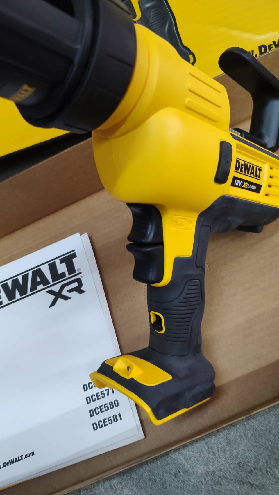 ปืนยิงยาแนวไร้สาย DEWALT DCE560N 18V. (ตัวเปล่า)
