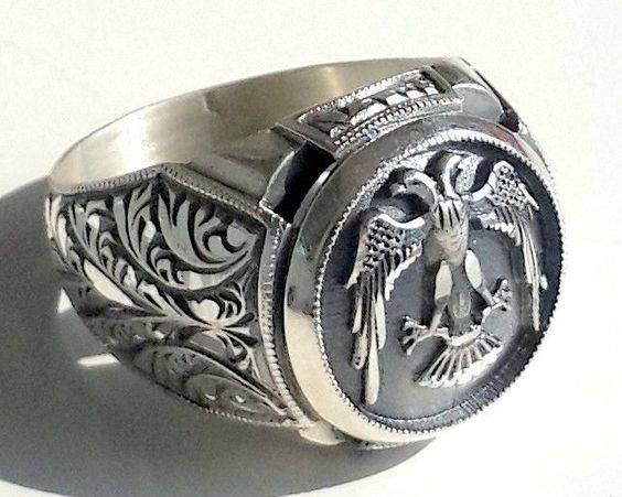 รับทำแหวนรุ่น - รับออกแบบแหวนรุ่น - แหวนรุ่น เป็นแหวนที่ถูกผลิตขึ้นจาก ร้านทำแหวนรุ่น ซึ่งแหวนรุ่นเป็นความทรงจำดี ๆ ในวัยเรียนจากสถาบันที่คุณจบการศึกษาและรุ่นที่คุณภาคภูมิใจในชีวิตของการเป็นนักเรียน นักศึกษา