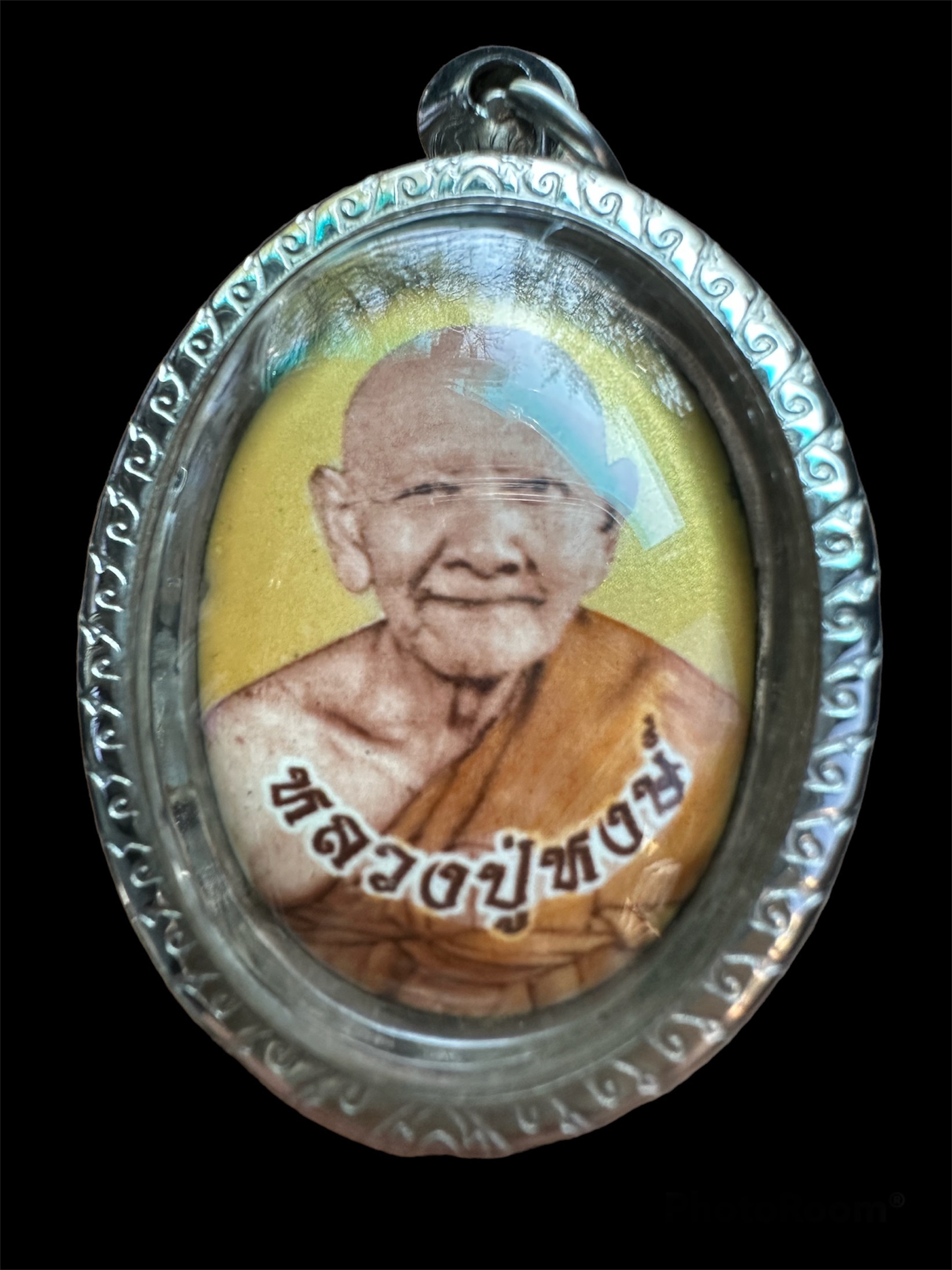 ล็อกเกตหลวงปู่หงษ์ พรหมปัญโญ จ.สุรินทร์ ฉากทองด้านหลังอุดผงมวลสาร แผ่นโค๊ต เลี่ยมกันน้ำอัดสแตนเลสพร้อมใช้