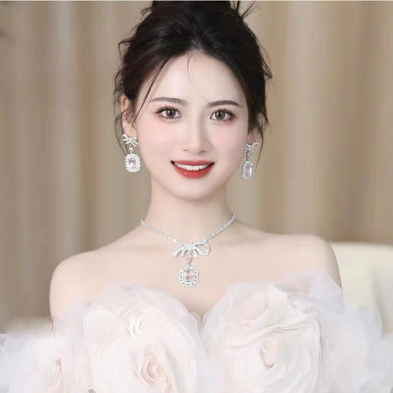 (พร้อมส่ง) สร้อยคอเพชร+ต่างหูแบบเข็ม 015 ใส่ออกงาน สวยหรูดูแพง โบว์สีชมพูหวานมาก