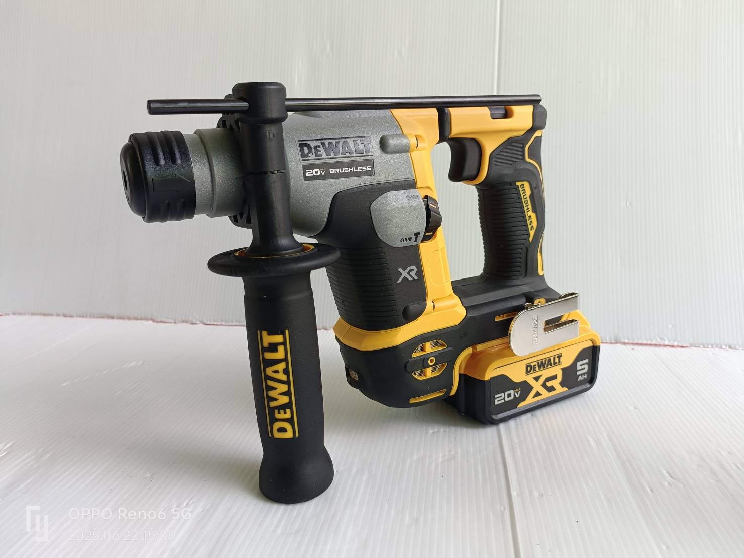 DEWALT รุ่น DCK2213P2TA-B1 ชุดคอมโบ้ไขควงกระแทกและสว่านโรตารี่ไร้สาย