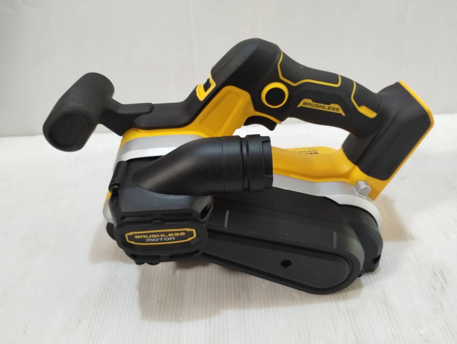 เครื่องขัดกระดาษทรายสายพาน20V DCW220N Dewalt (ตัวเปล่า)