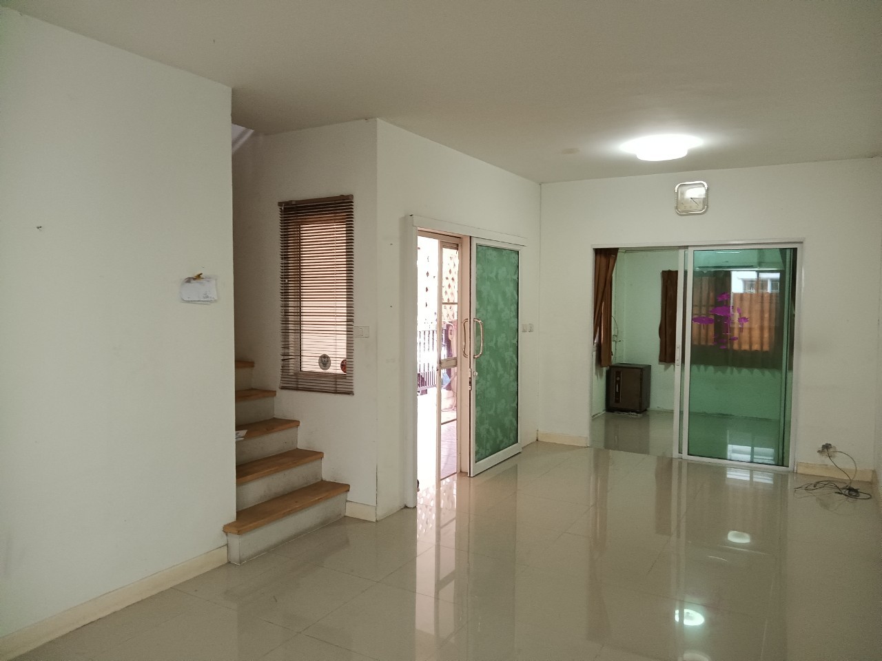 H1179 ขายทาวน์เฮ้าส์ หมู่บ้านพฤกษาวิลล์ 36 สรงประภา-ดอนเมือง 17.5 ตร.วา ตำบลหลักหก อำเภอเมือง ปทุมธานี ต่อเติมหน้าหลัง อยู่ต้นโครงการ