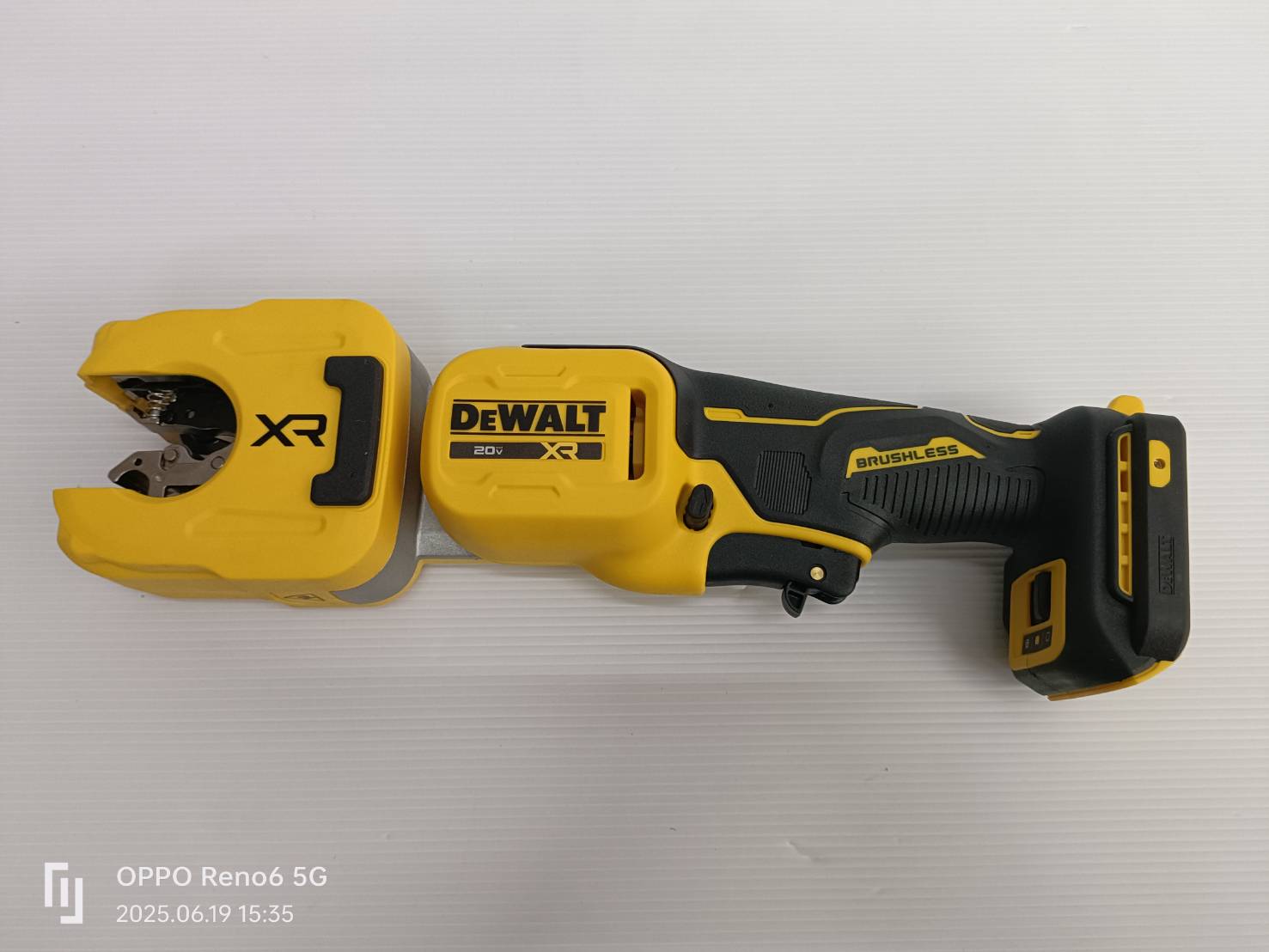 DEWALT รุ่น DCE154B เครื่องตัดท่อทองแดงไร้สาย 20V