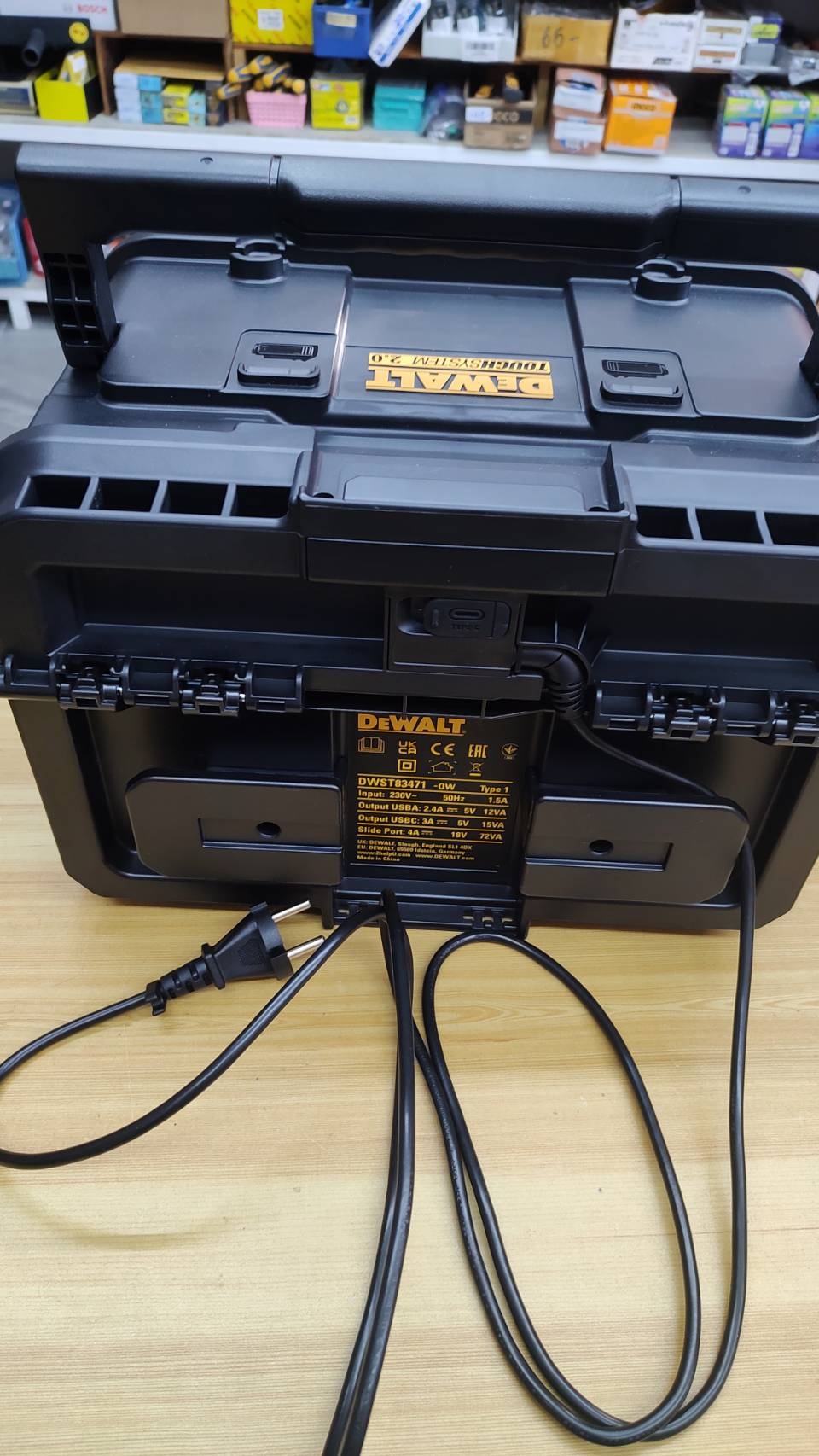 DEWALT รุ่น DWST83471-QW ชุดกล่องเก็บและชาร์ตแบตเตอรี่ TOUGHSYSTEM 2.0