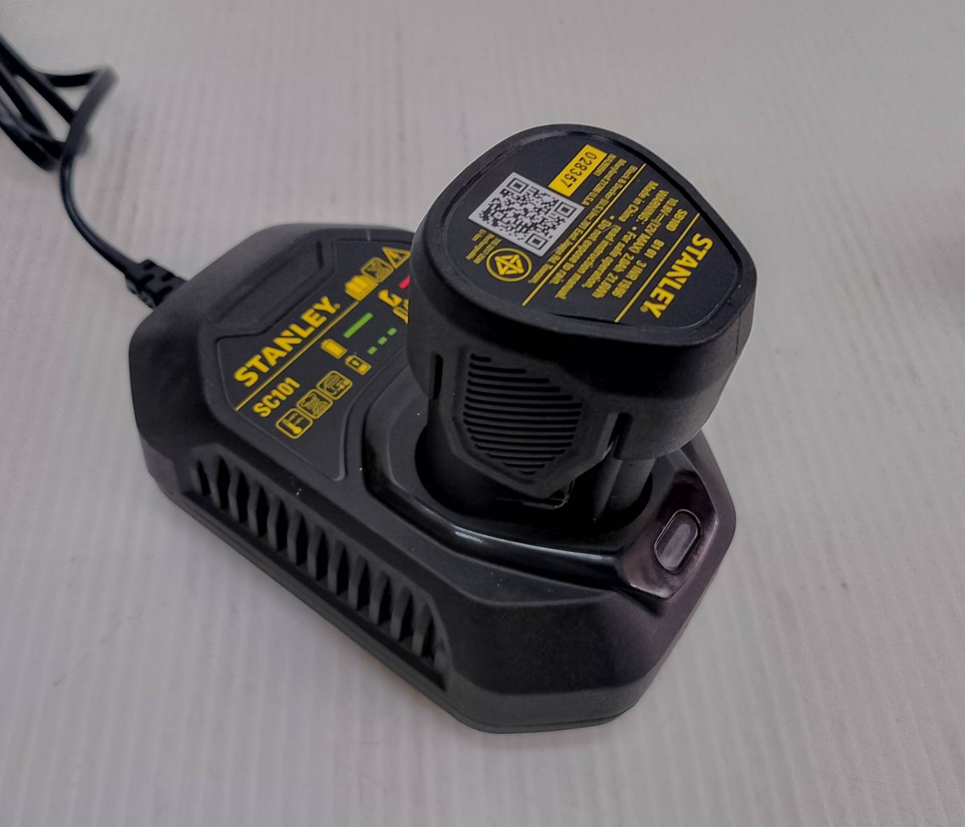 STANLEY รุ่น SCD10D1-B1 สว่านไขควงไร้สาย 12V Max พร้อมแบตเตอรี่ 2.0Ah