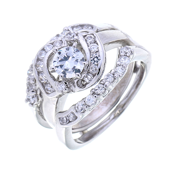 แหวนคู่ ประดับเพชรCZ สแตคแบบซ้อนสาม ด้วยความหลากหลายของสไตล์แหวน การนำแหวนมาใส่ซ้อน 3 วงก็ทำให้ดูพิเศษไปอีกแบบ เพราะการสแตคนั้นไม่มีข้อจำกัดอยู่เเล้ว