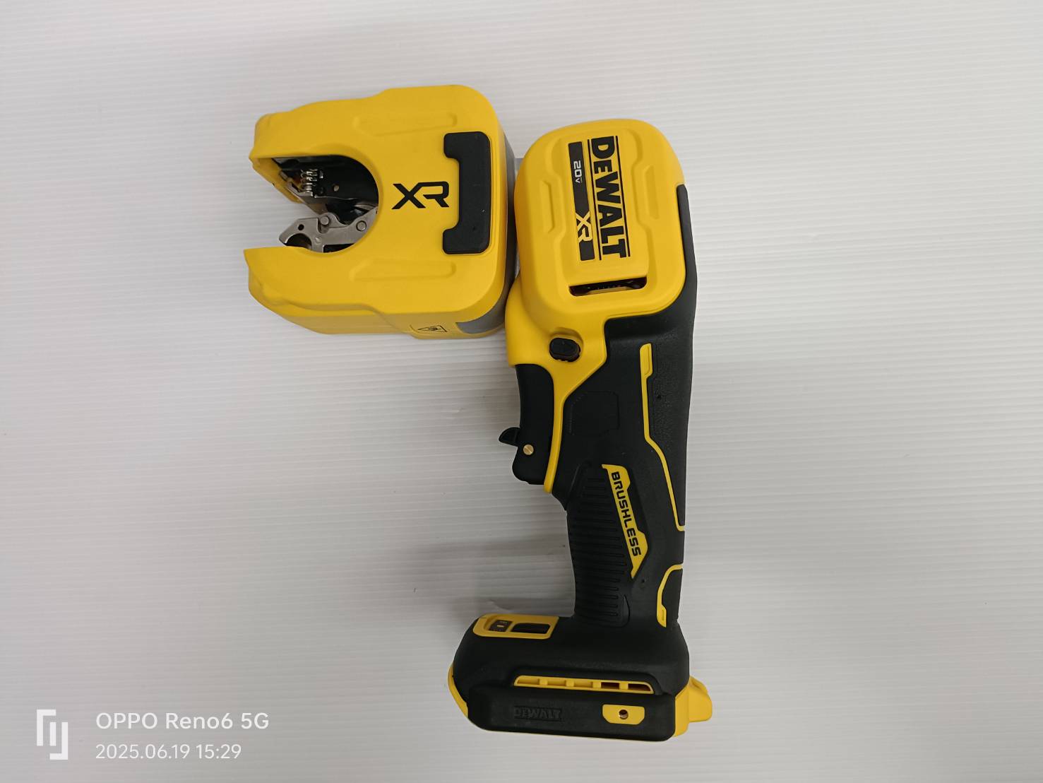 DEWALT รุ่น DCE154B เครื่องตัดท่อทองแดงไร้สาย 20V