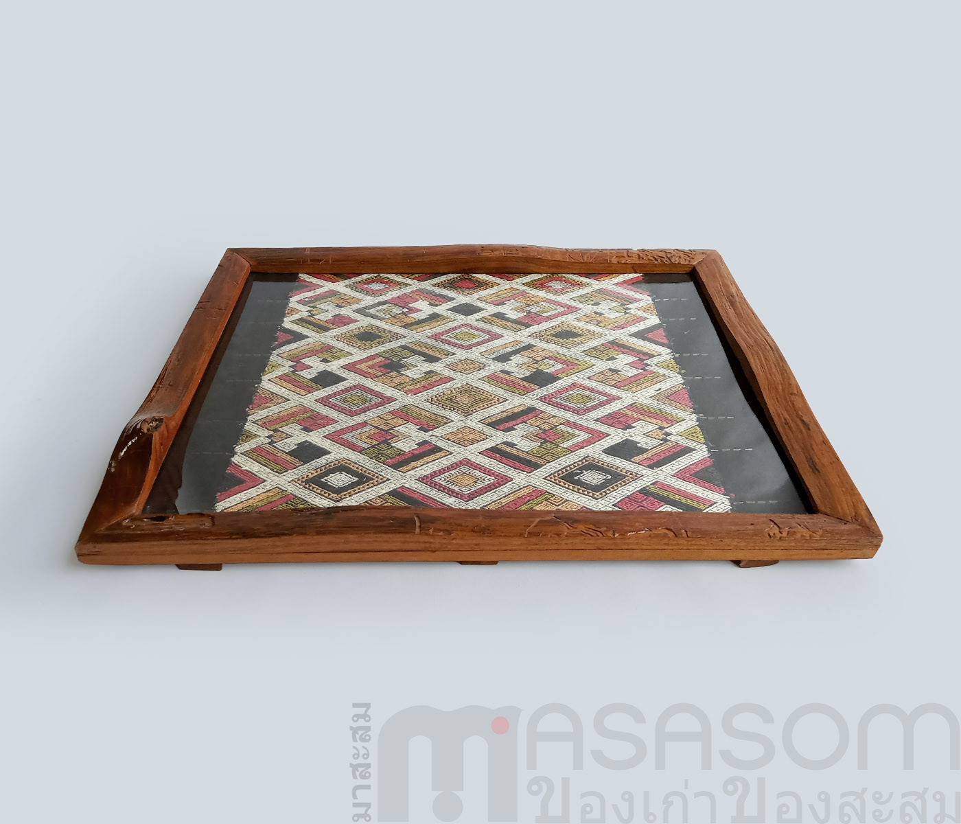 ผ้าไหมทอมือในกรอบไม้สัก