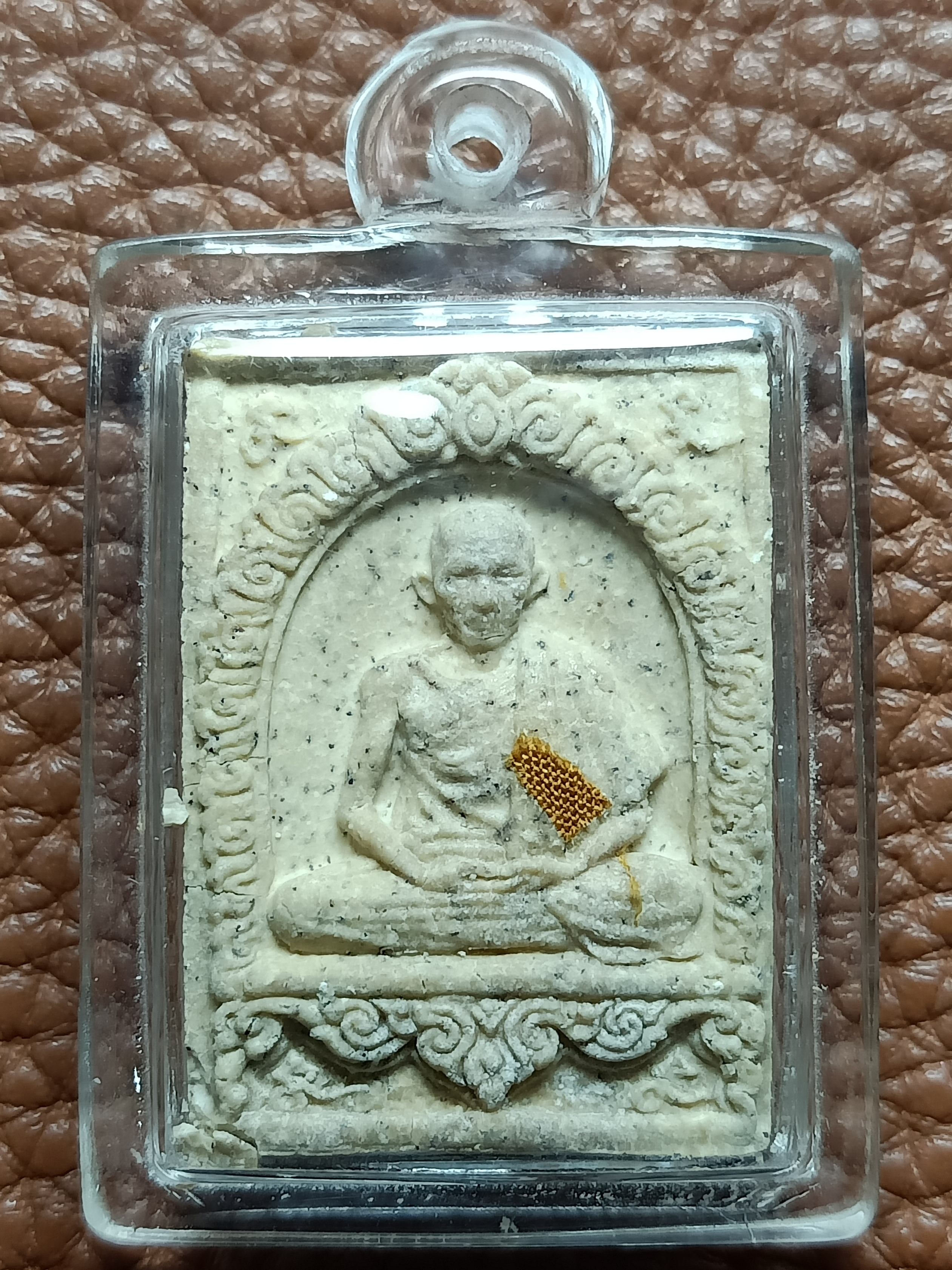 พระผงรูปเหมือน หลวงพ่อเกษม เขมโก ปี 2523 เลี่ยมกันน้ำพร้อมใช้ เนื้อมวลสารผสมผงวิเศษ เกศา จีวร สภาพสวยเดิม พุทธคุณสูงน่าใช้