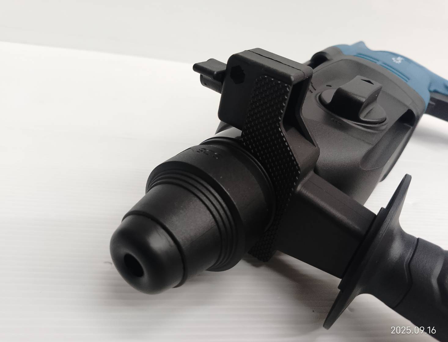 DONG CHENG สว่านโรตารี่ 3ระบบ SDS-PLUS 800W รุ่น DZC05-26B