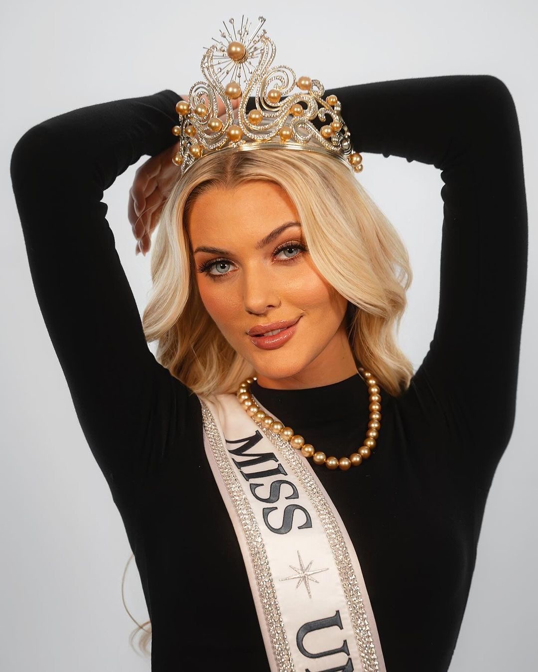 มงกุฏ Miss Universe 2024 งานโลหะฐานกลมปรับขนาดได้ พร้อมส่งจาก จ.อุบลราชธานี ไม่ต้องรอจีน