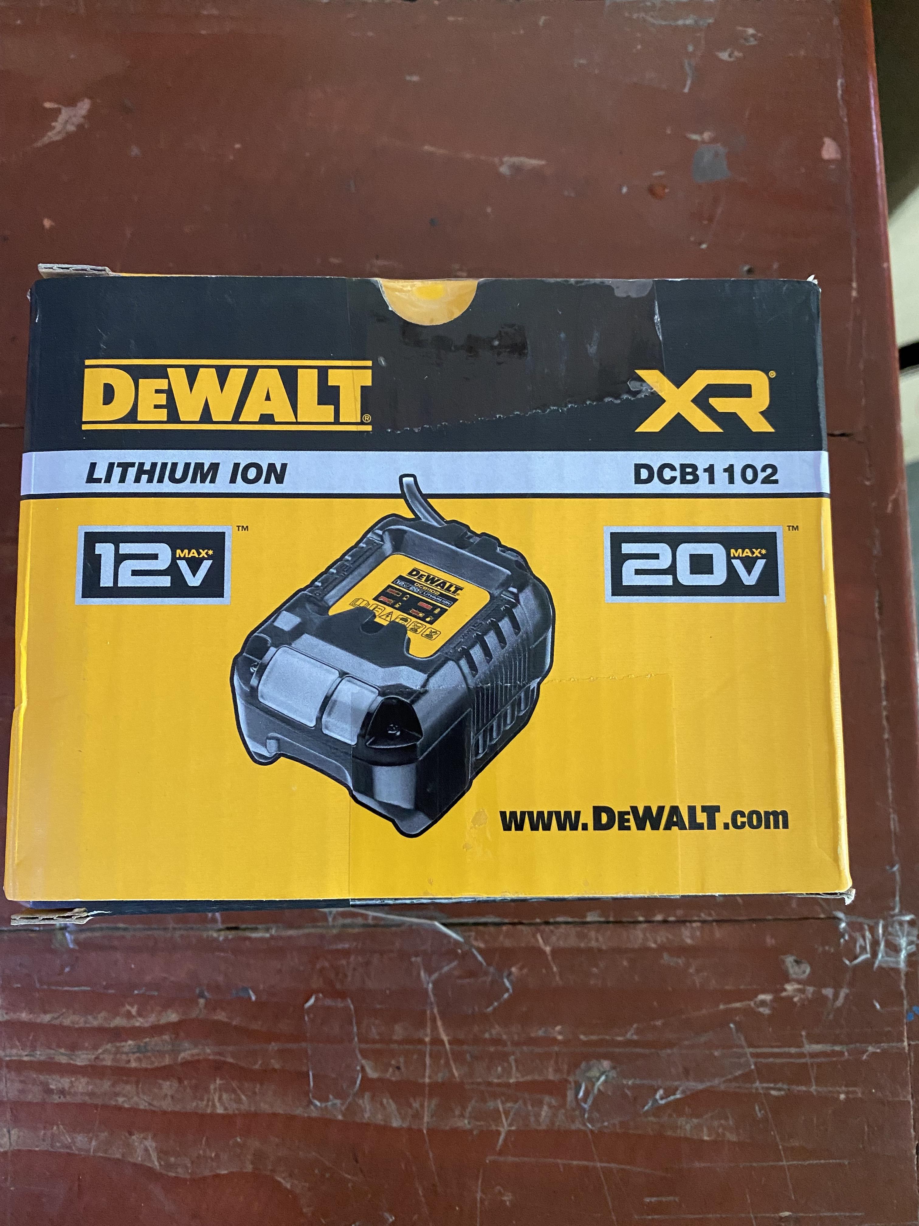 DEWALT รุ่น DCB1102-B1 แท่นชาร์จ 12V/20V Max 2A