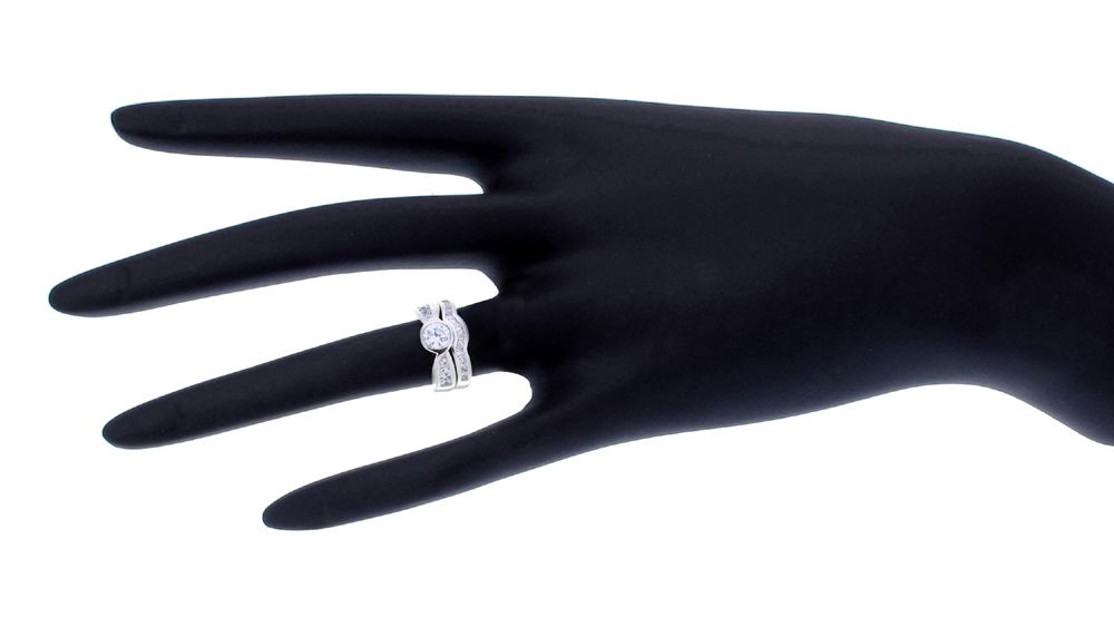 แหวนคู่ ประดับเพชรCZ สแตคเป็นคู่ ก็ดูเก๋ไปอีกแบบน๊า เคล็ดลับหาแหวนที่มีลักษณะโดดเด่นกว่าและอีกวงหาแบบเรียบๆมาใส่ซ้อน 2 แค่นี้ก็จะดูเก๋ไม่น้อยเลยละค่ะ