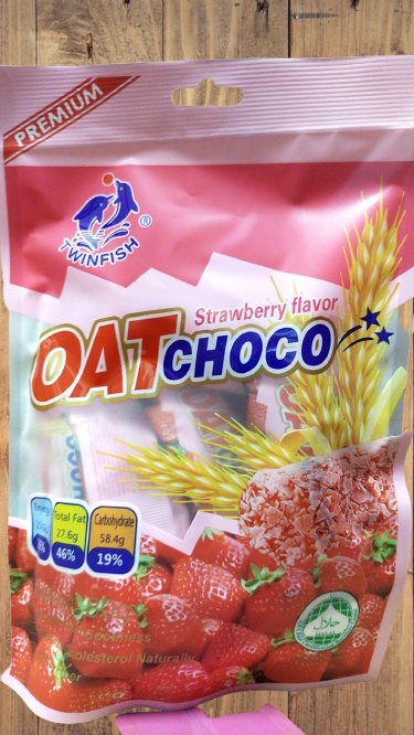 Oat Choco ขนมข้าวโอ๊ตอัดแท่ง ห่อเล็ก มี 4 รสชาติ ปริมาณ 80 กรัม เหมาะกับคนที่รักสุขภาพ อร่อย ครบรส รสสตอเบอรี่ Twinfish ข้าวโอ๊ตอัดแท่ง ธัญพืชจากธรรมชาติ พลังงานสูง ไขมันคอเลสเตอรอลต่ำ จุ่มนมหรือจิบชากาแฟมื้อเช้า บ่าย อร่อยทุกรส