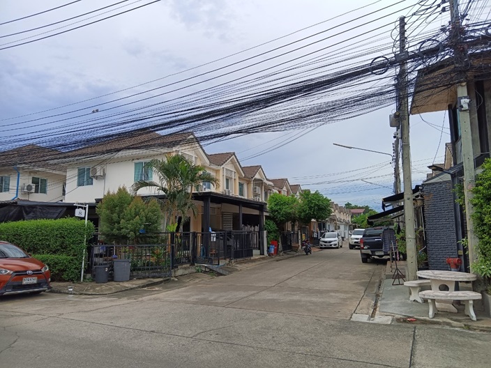 H1179 ขายทาวน์เฮ้าส์ หมู่บ้านพฤกษาวิลล์ 36 สรงประภา-ดอนเมือง 17.5 ตร.วา ตำบลหลักหก อำเภอเมือง ปทุมธานี ต่อเติมหน้าหลัง อยู่ต้นโครงการ