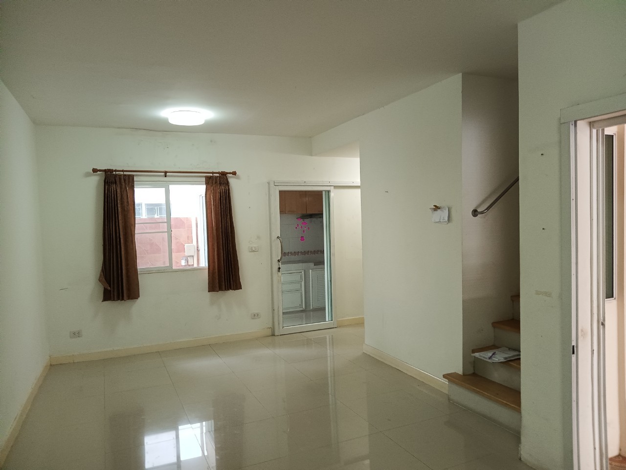 H1179 ขายทาวน์เฮ้าส์ หมู่บ้านพฤกษาวิลล์ 36 สรงประภา-ดอนเมือง 17.5 ตร.วา ตำบลหลักหก อำเภอเมือง ปทุมธานี ต่อเติมหน้าหลัง อยู่ต้นโครงการ