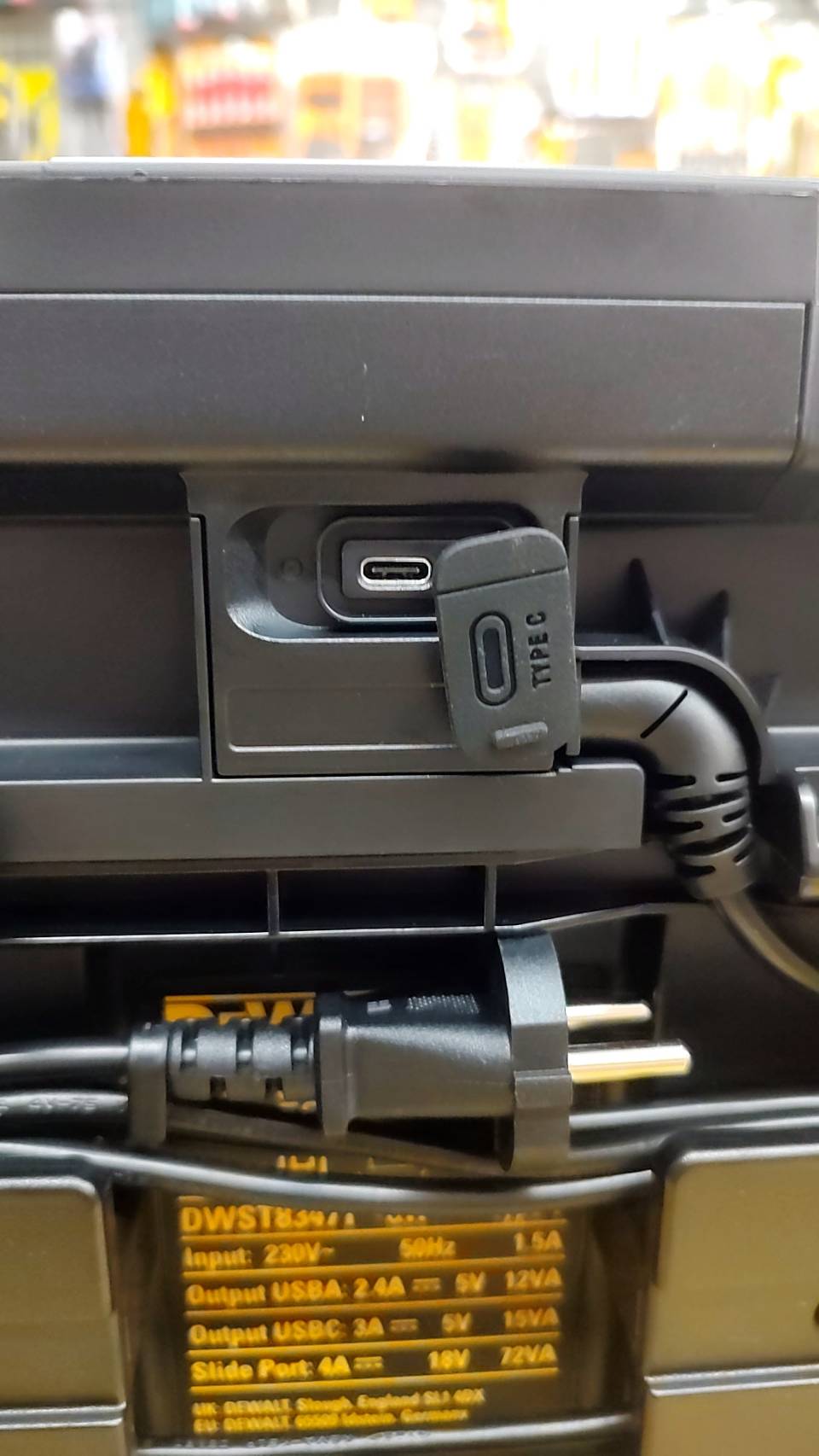 DEWALT รุ่น DWST83471-QW ชุดกล่องเก็บและชาร์ตแบตเตอรี่ TOUGHSYSTEM 2.0