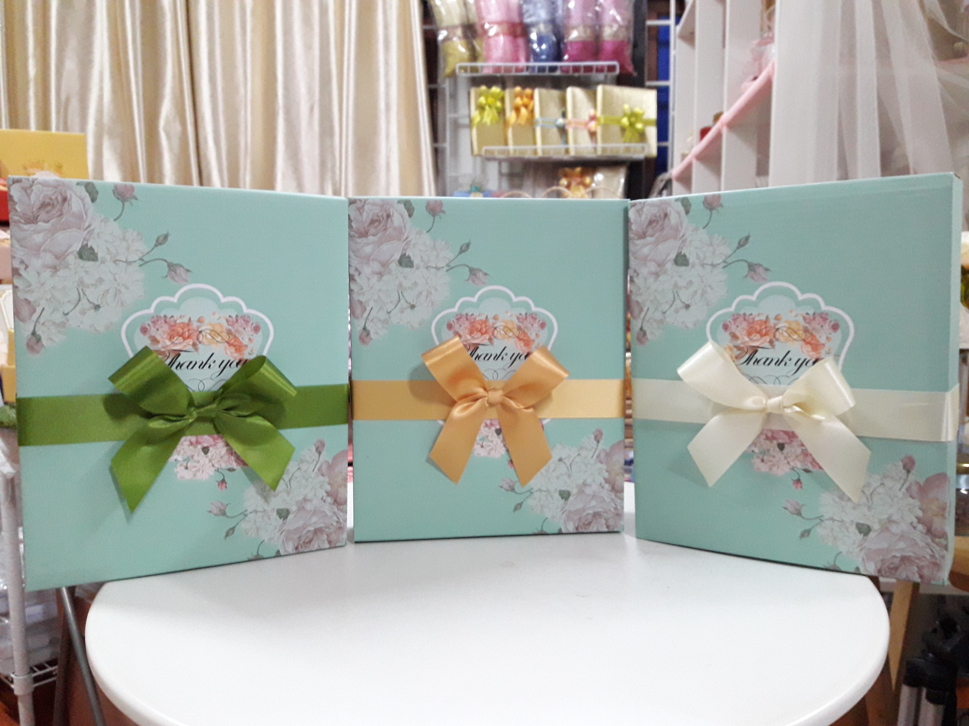 ชุดชามตะเกียบรับไหว้ แบบ 2 ชุด/กล่อง คาดโบว์ พร้อมป้ายชื่อ และถุงหูหิ้ว