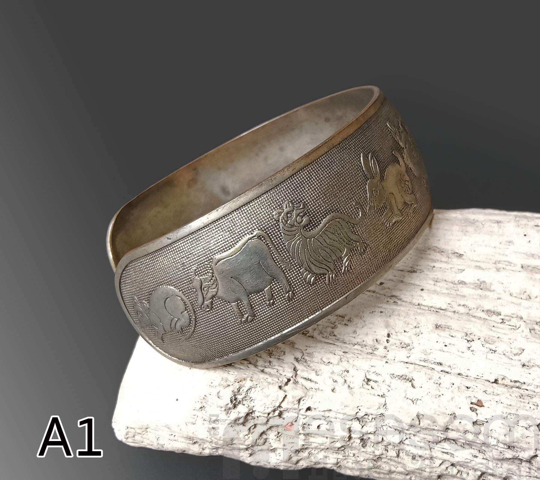 กำไล 12 นักษัตรทองเหลืองของเก่า