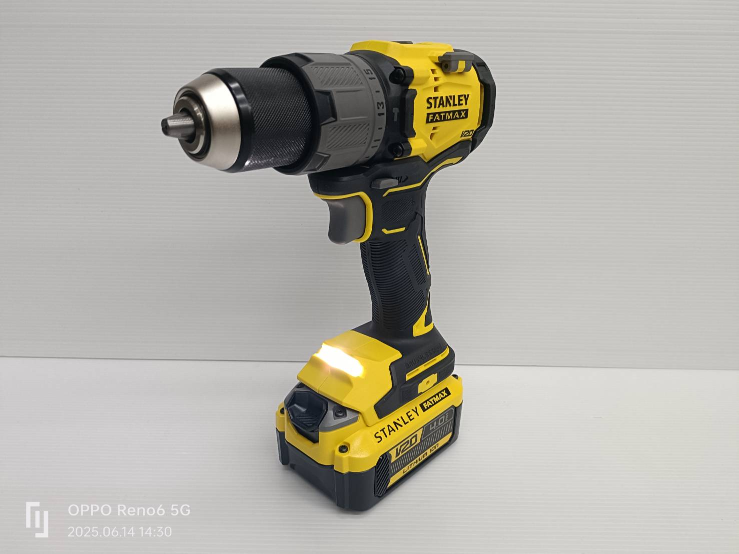 STANLEY สว่านกระแทกไร้สายไร้แปรงถ่านV20 SBD726M1K-B1
