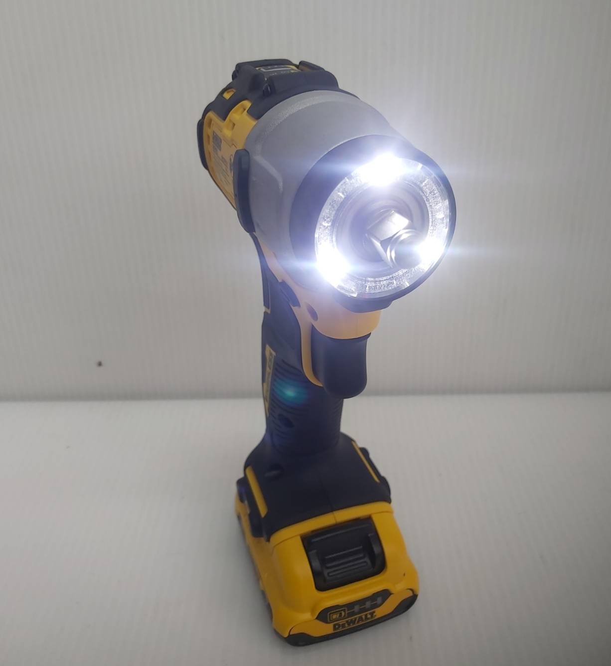 บล็อกกระแทก3/8 12V DCF902D2 DEWALT