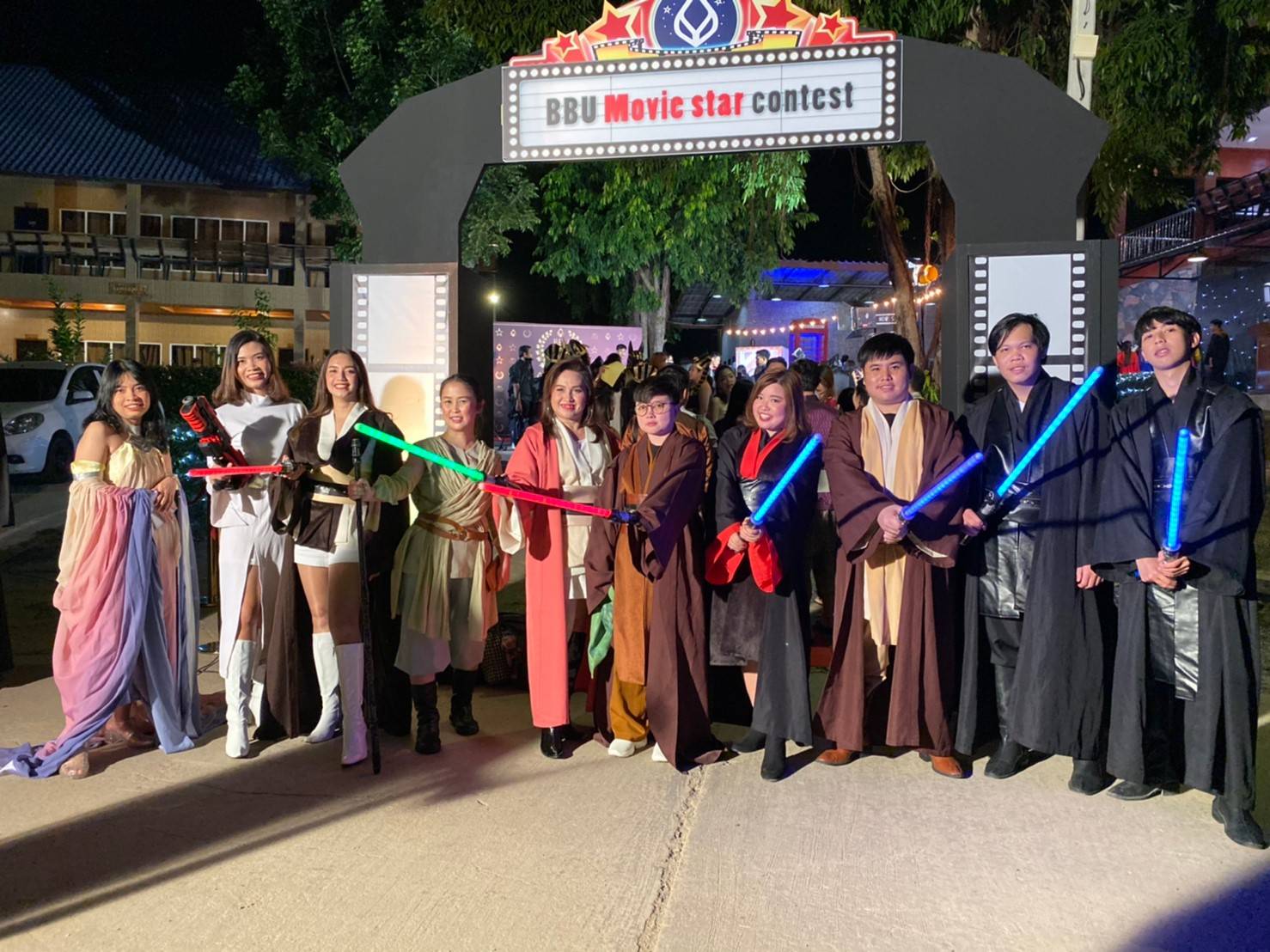 ชุดเจไดหญิง สีครีม น้ำตาล