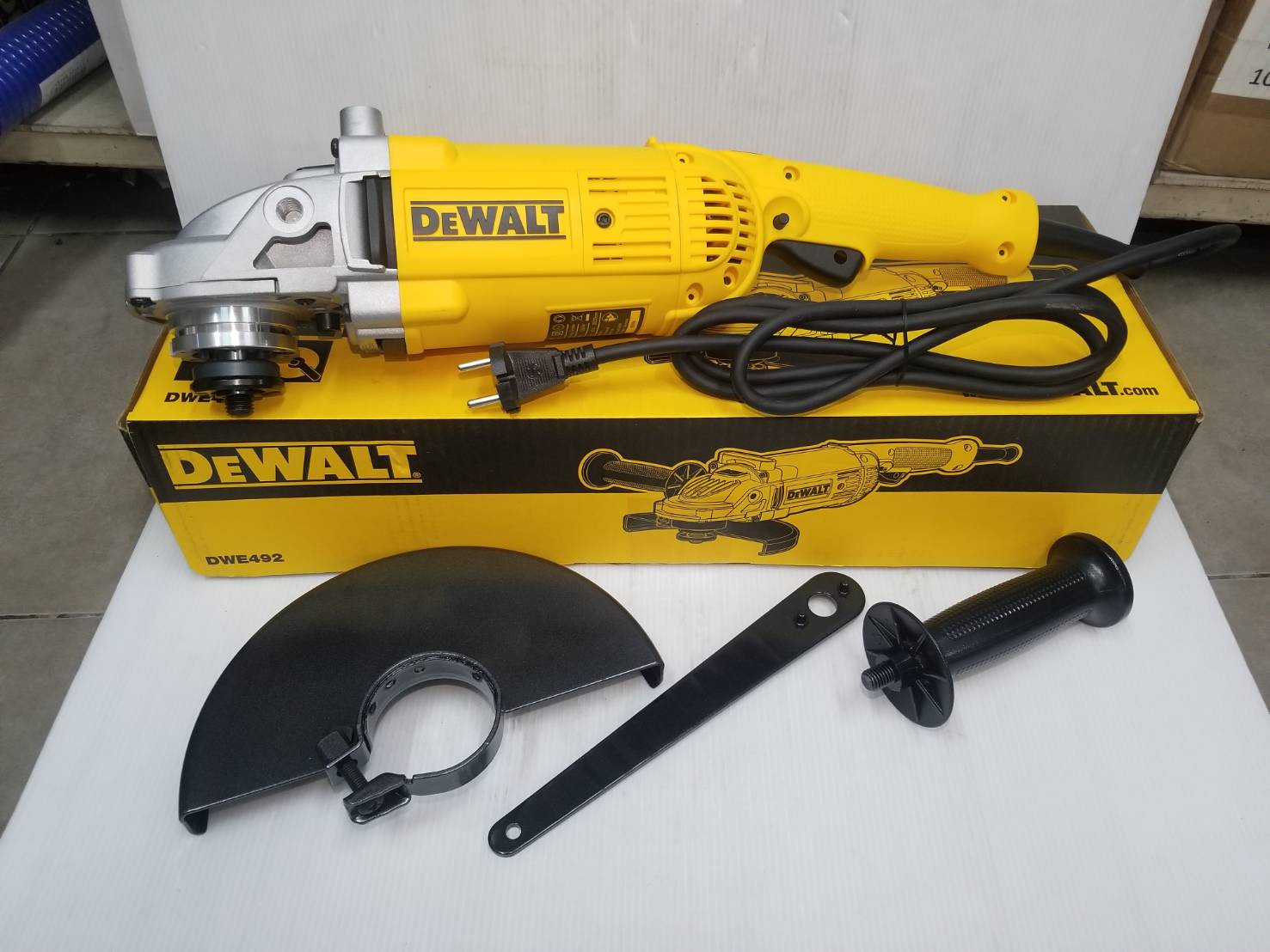 หินเจียรไฟฟ้า 9 นิ้ว 2200W DWE492 DEWALT