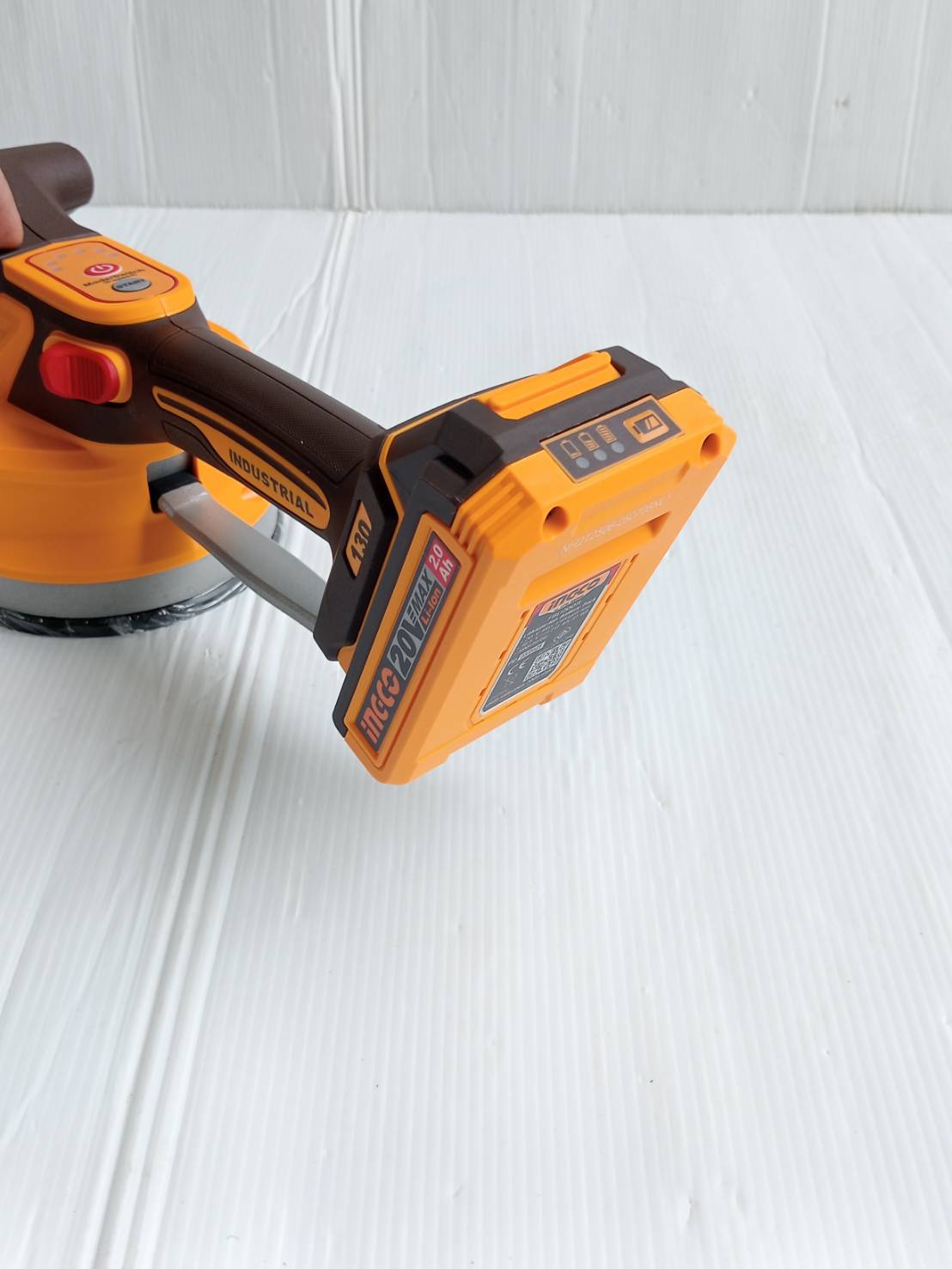 INGCO เครื่องดูดสั่นกระเบื้องไร้สาย 20 โวลต์ รุ่น CTVLI20018 แรงดูดกระเบื้องสูง 60 กก. รวมแบตเตอรี่และแท่นชาร์จ