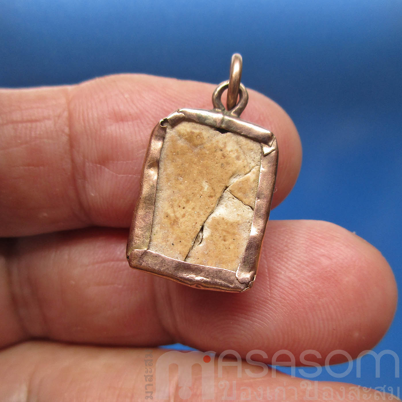 พระเนื้อผงเลี่ยมนาก