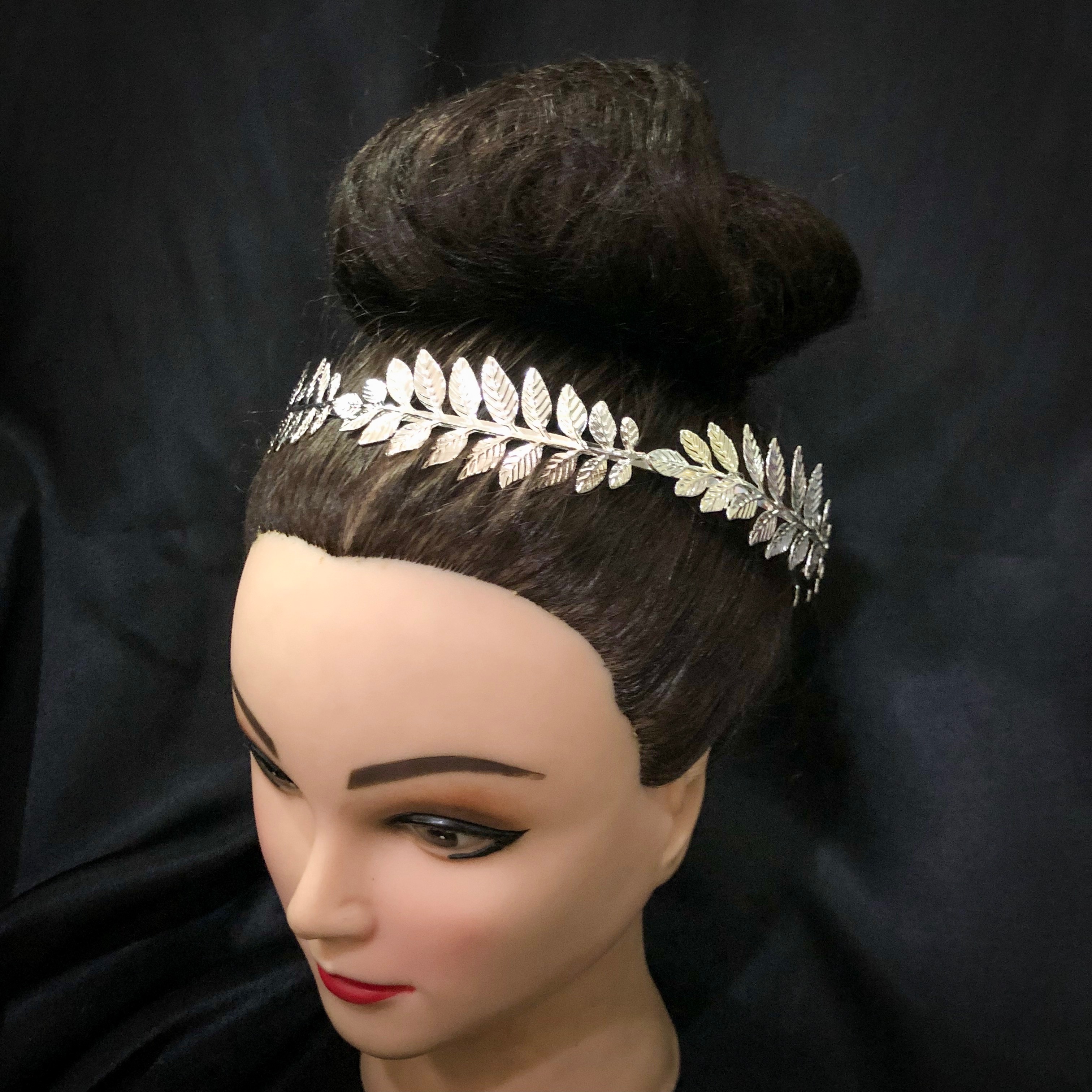 (พร้อมส่งจากไทย) สีเงิน มงกุฎใบมะกอก มงกุฎวินเทจ มงกุฎเจ้าหญิงกรีก มงกุฎปัจฉิม วัสดุอลูมิเนียมอย่างดี ทนทาน น้ำหนักเบา ใส่ได้ทั้งชายและหญิง