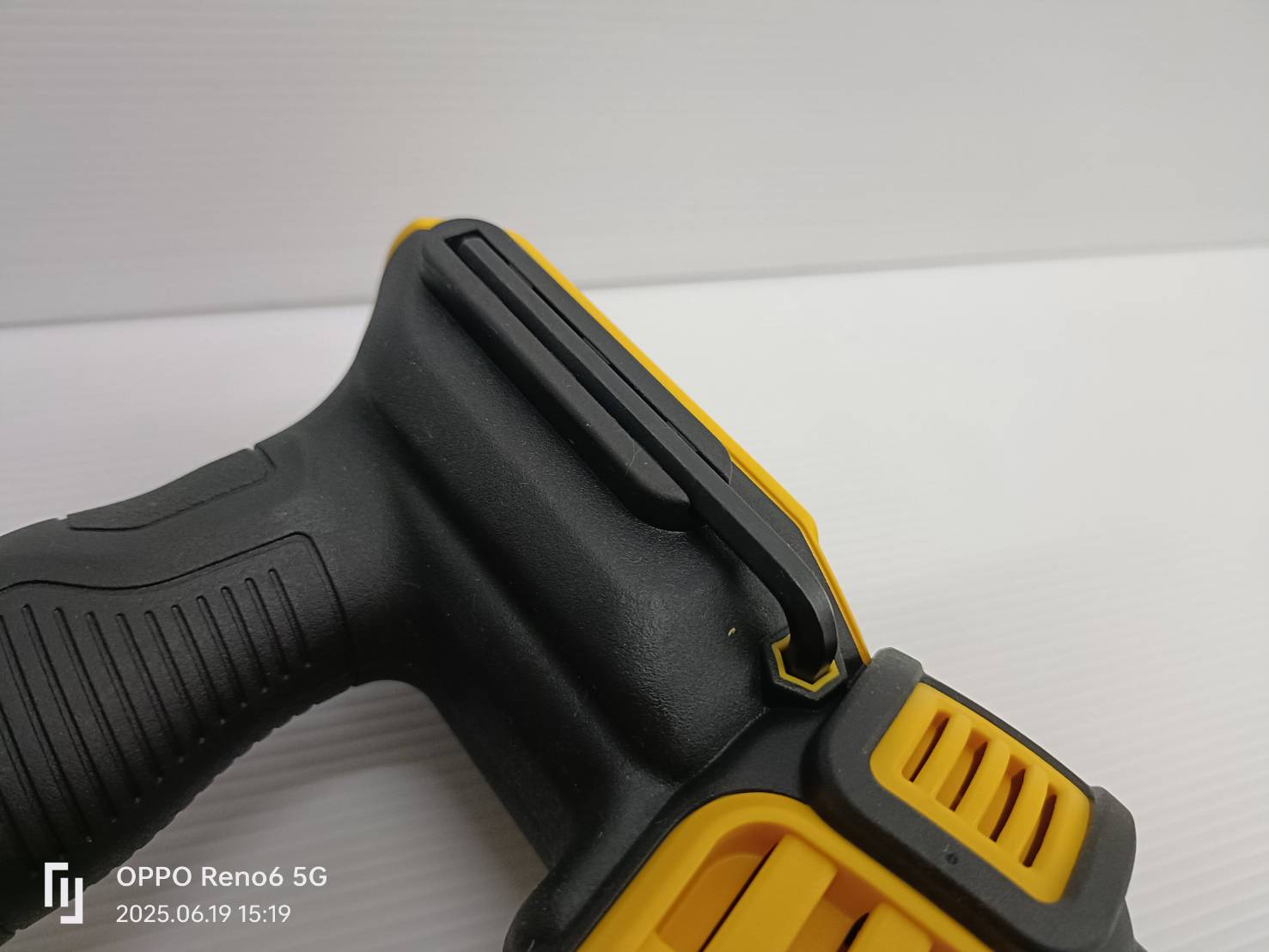 DeWALT เครื่องตัดท่อพลาสติก รุ่น DCE180B 20V MAX (เครื่องเปล่า)