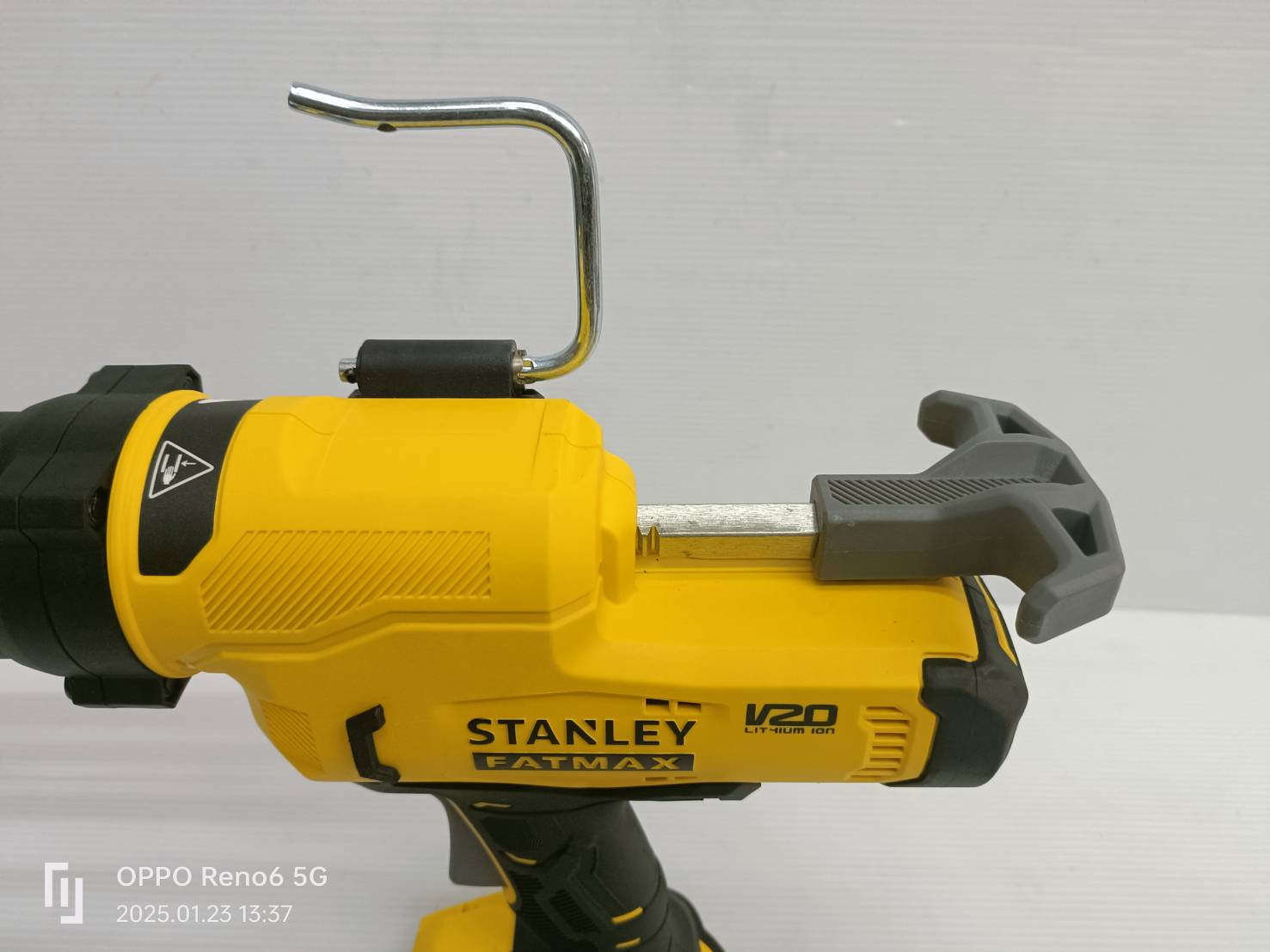 STANLEY รุ่น SCE600B-B3 ปืนยิงซิลิโคน 20V Max