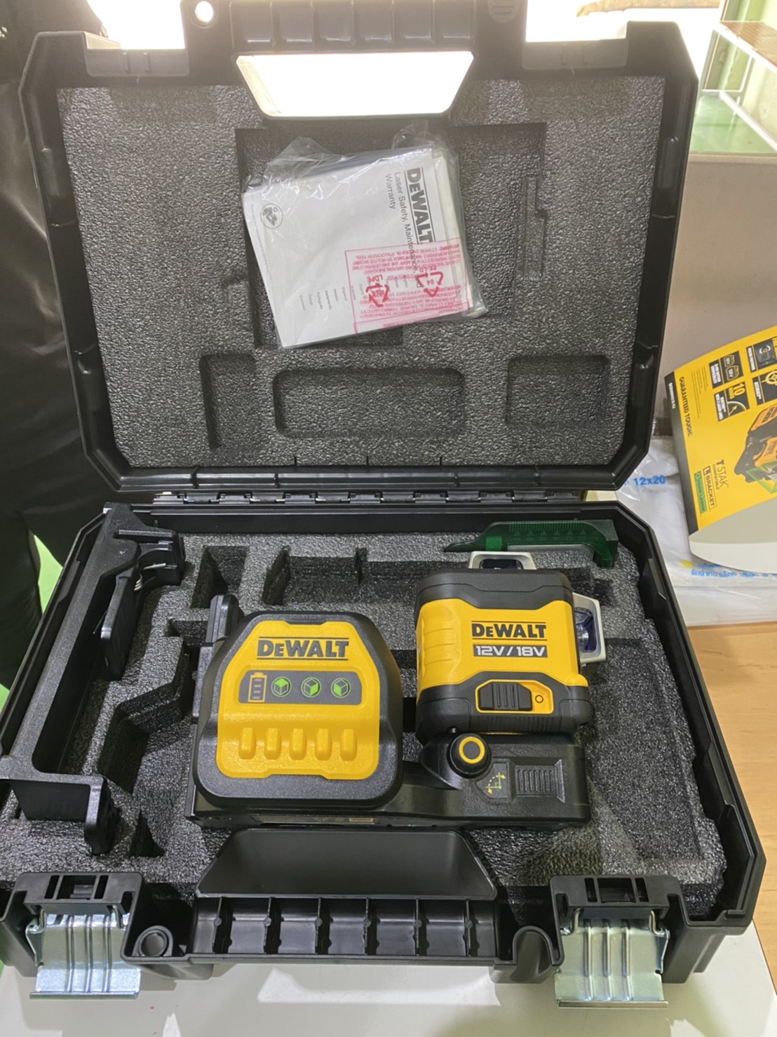 เลเซอร์ระดับ12เส้น แสงเขียว DCE089NG18 DEWALT