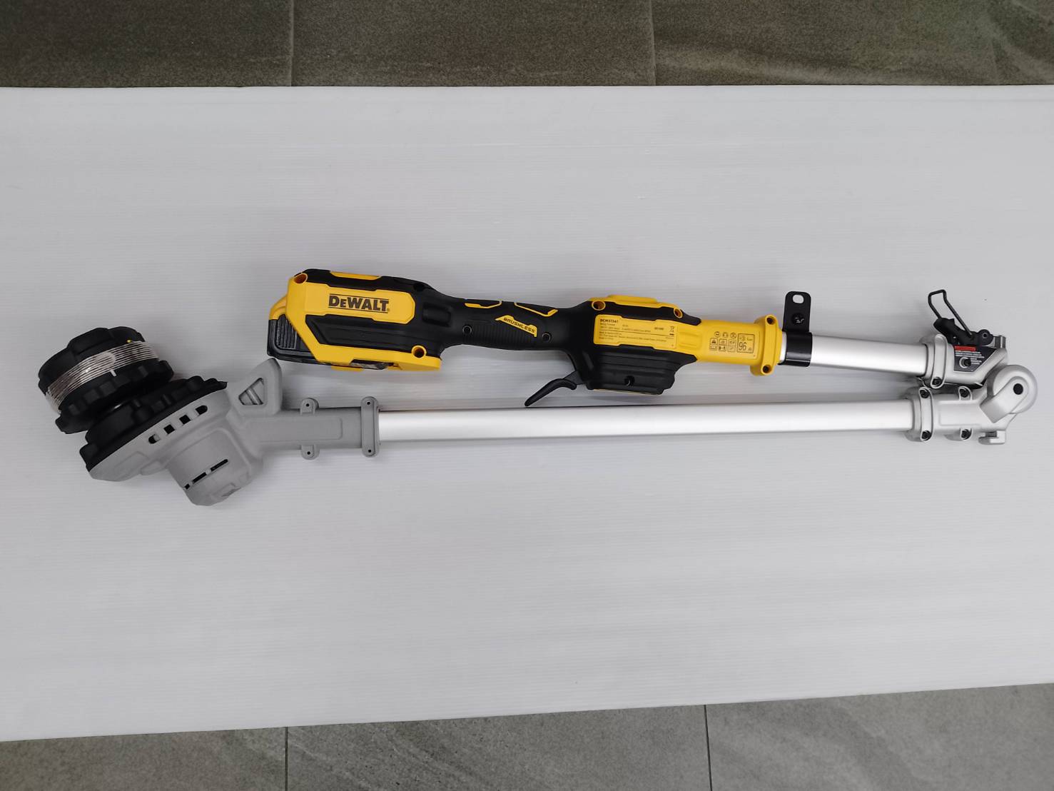 DEWALT รุ่น DCMST561P1-B1 เครื่องเล็มหญ้าไร้สาย 20Vmax (พร้อมกับแบตเตอรี่ 5.0AH)