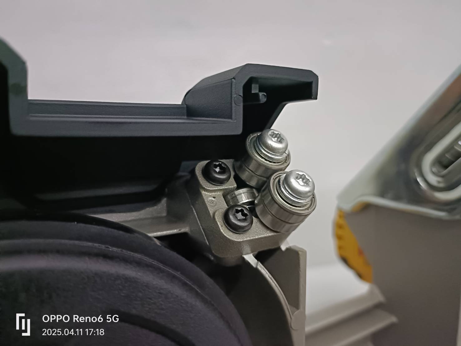 เลื่อยสายพายมือเดียว 20V DCS378B DEWALT