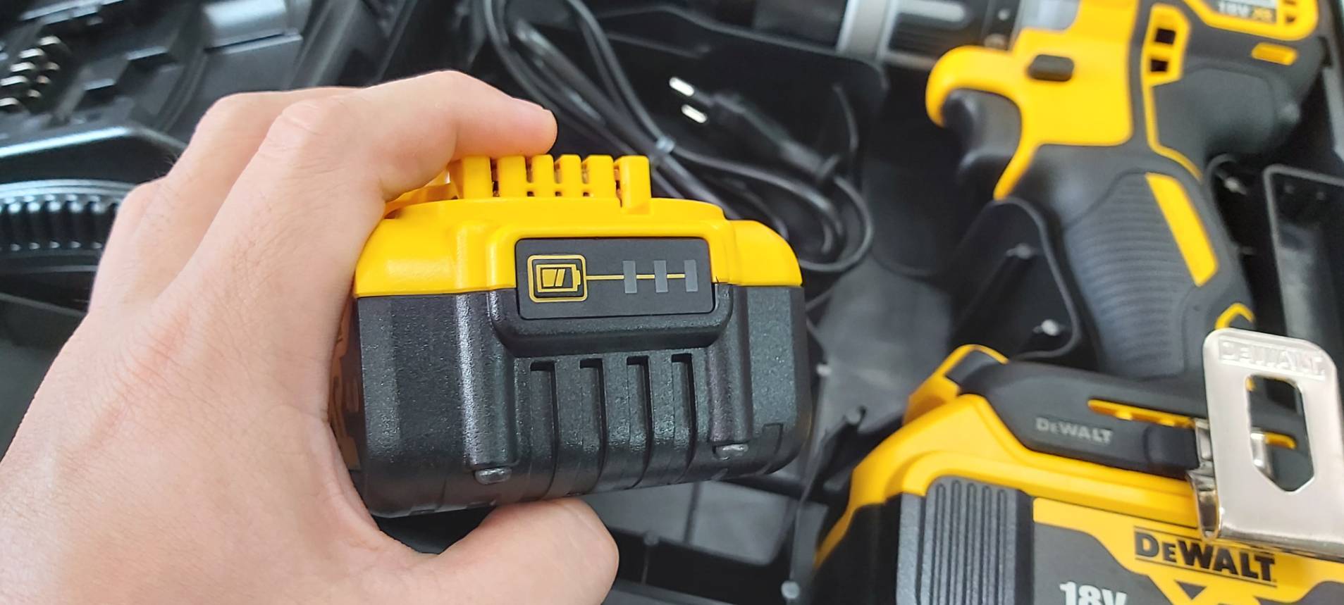 สว่านกระแทกไร้สาย18V DCD796M2 DEWALT