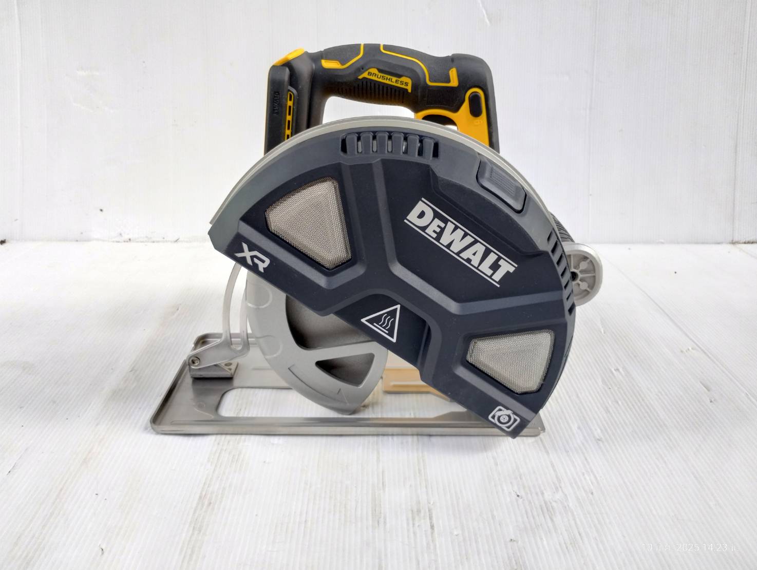 DEWALT รุ่น DCS383N-B1 เลื่อยวงเดือนตัดโลหะไร้สาย 20V Max XR ไร้แปรงถ่าน 7-1/4" (เฉพาะตัวเครื่อง)