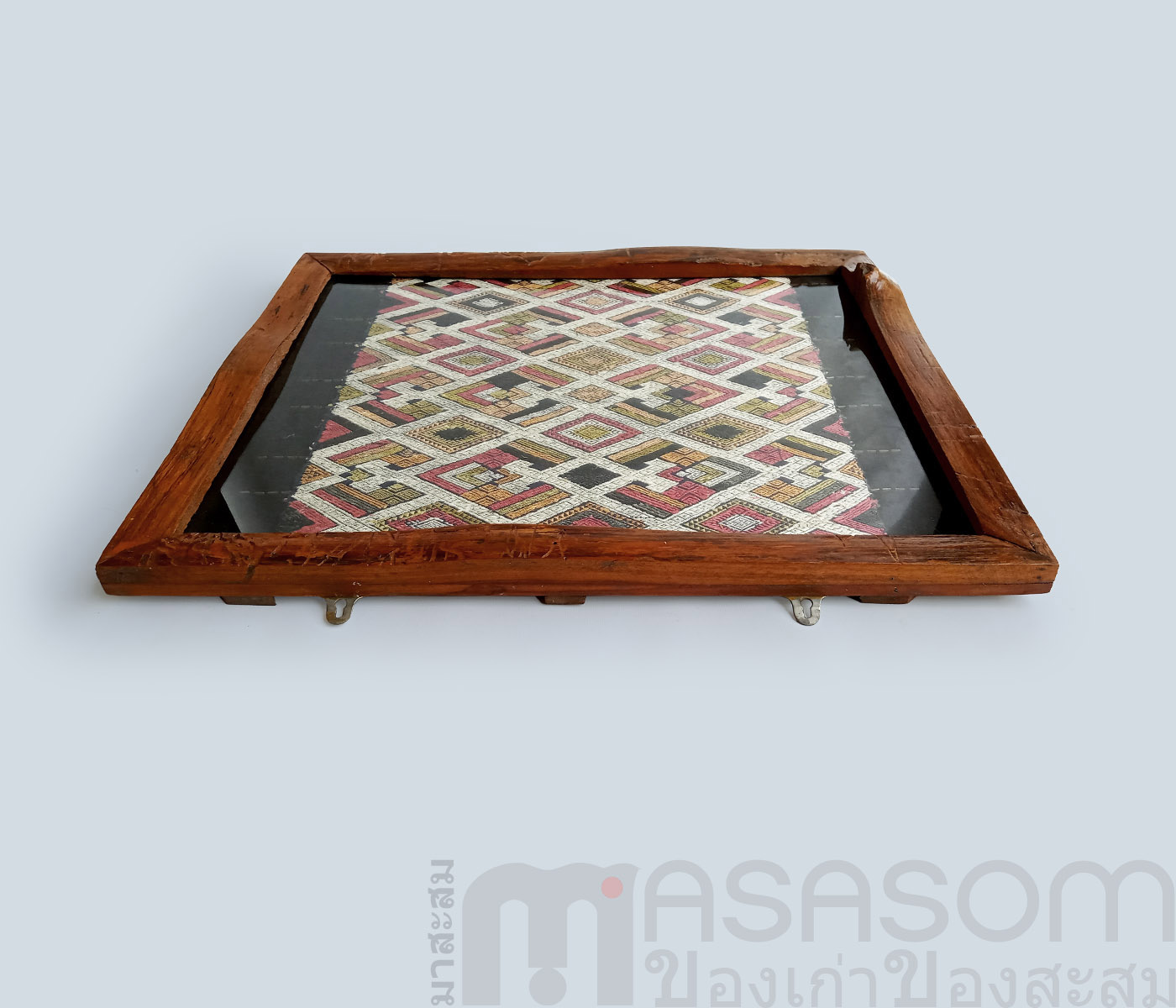 ผ้าไหมทอมือในกรอบไม้สัก