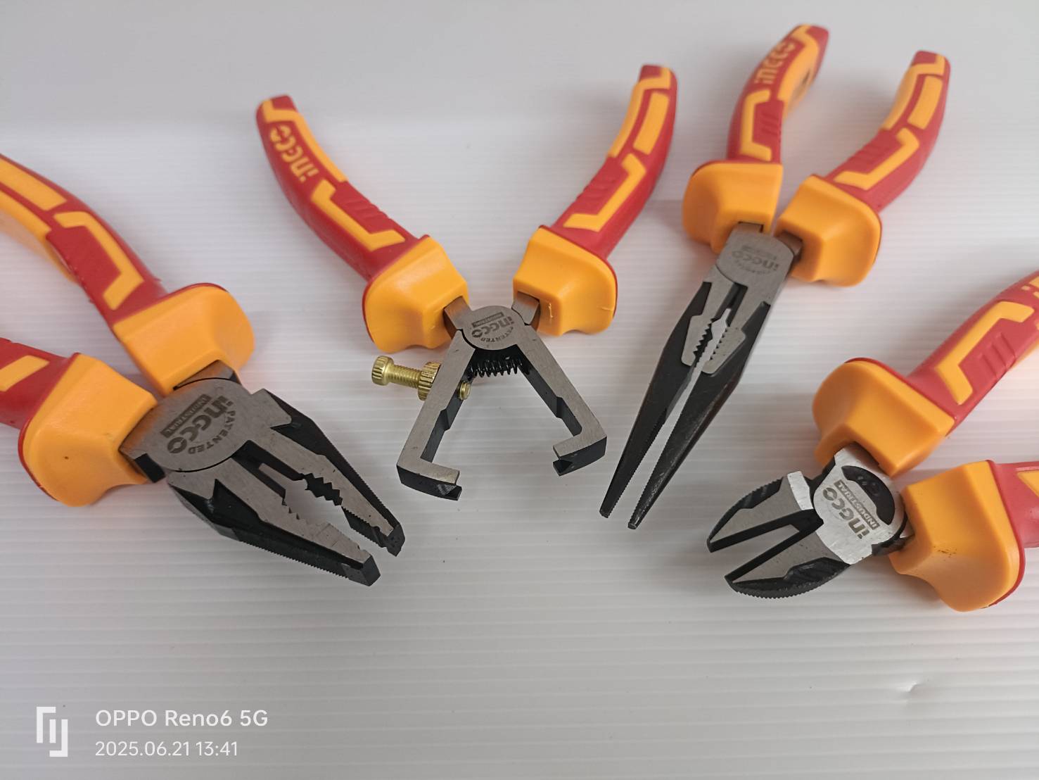 ชุดเครื่องมือช่าง 16 ตัวชุด หุ้มฉนวน กันไฟฟ้า 1000 โวลท์ (พร้อมกระเป๋า) HKITH1601 INGCO