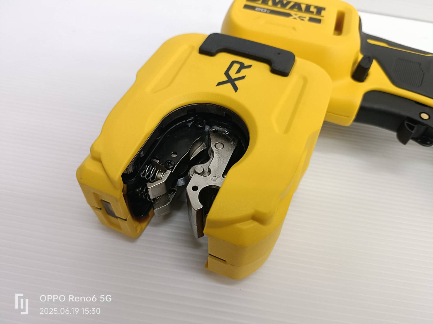 DEWALT รุ่น DCE154B เครื่องตัดท่อทองแดงไร้สาย 20V