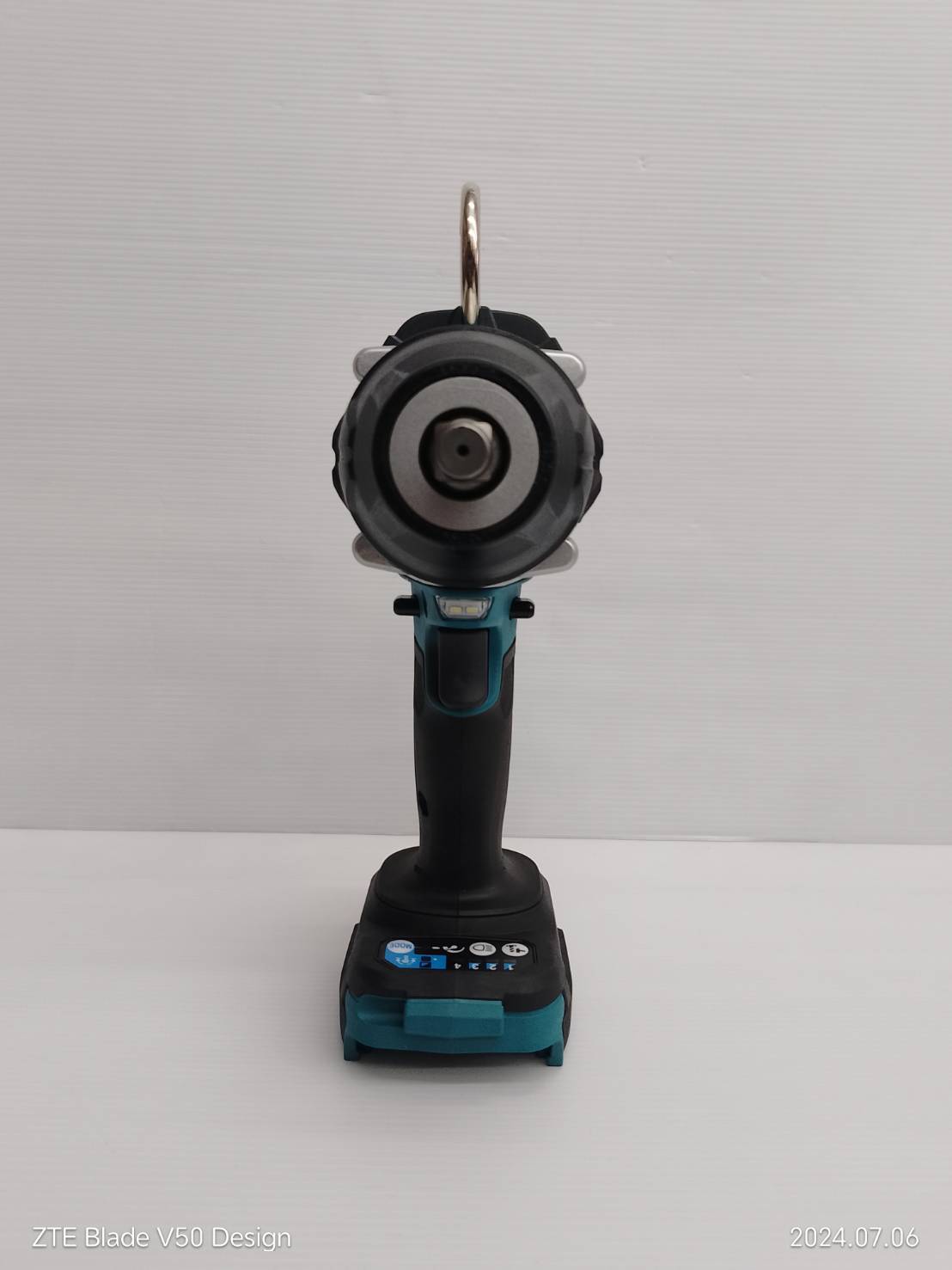 MAKITA เครื่องขันบล๊อกไร้สาย 18 โวลต์ 1/2 นิ้ว + สายสะพาย รุ่น DTW700ZX1