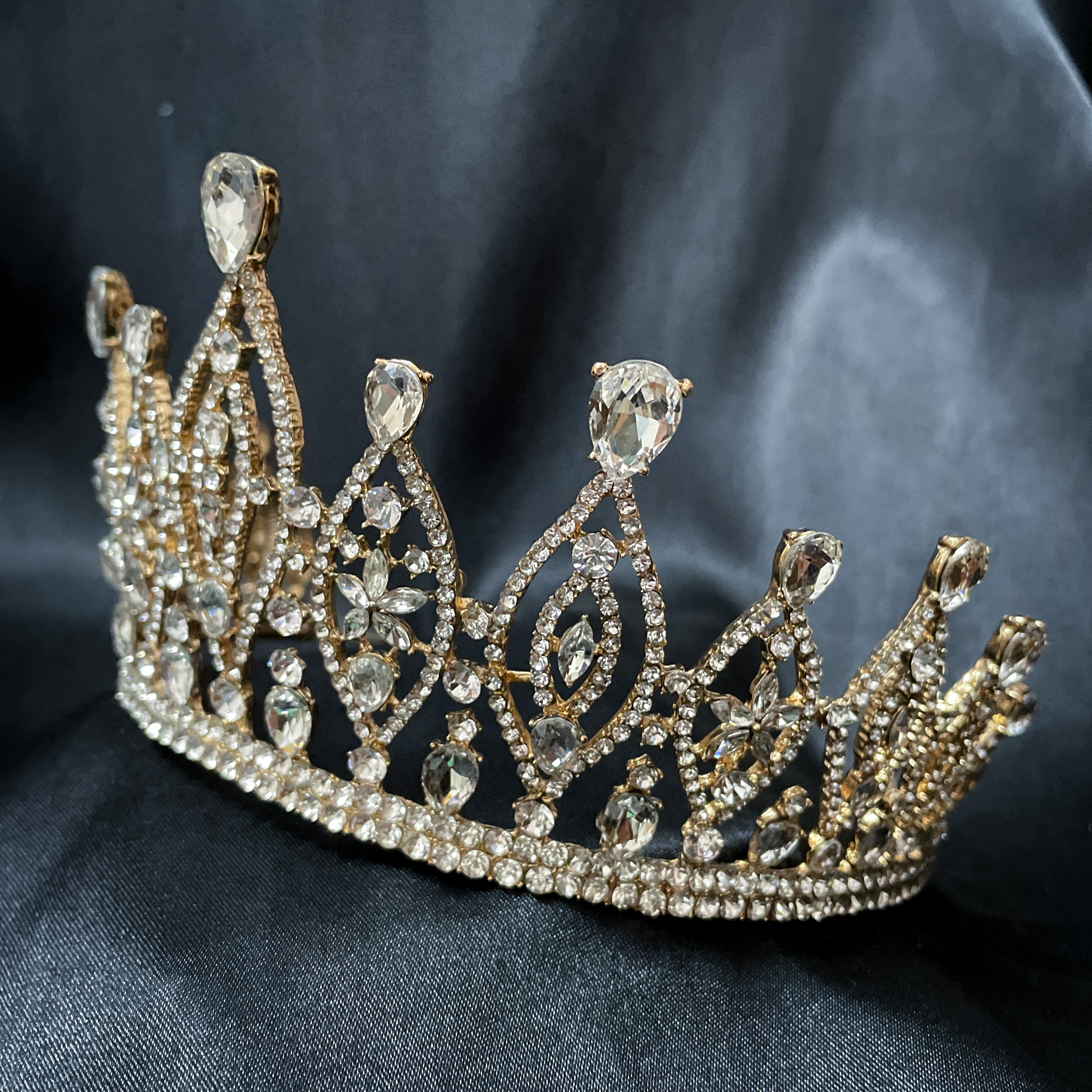 (พร้อมส่ง) เทียร่า 015 สีทอง มงกุฎนางงาม มงกุฎประกวด เทียร่าเจ้าสาว งานสวย ปราณีต QCเพชรทุกเม็ด สินค้าพร้อมส่งจากไทย