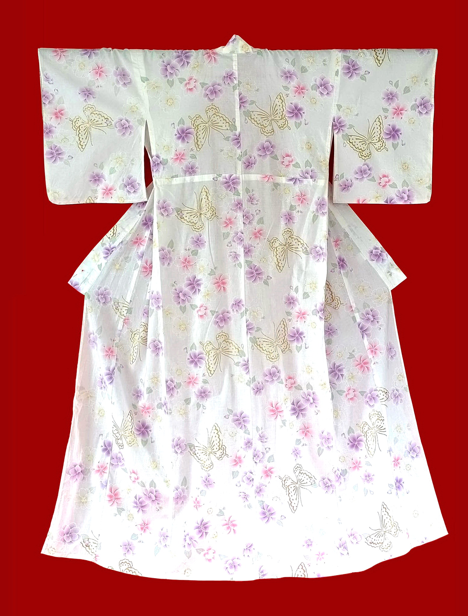 ยูกาตะสีขาวลายดอกไม้+ผีเสื้อสกรีนกากเพชรทอง01 *ผ้าบาง