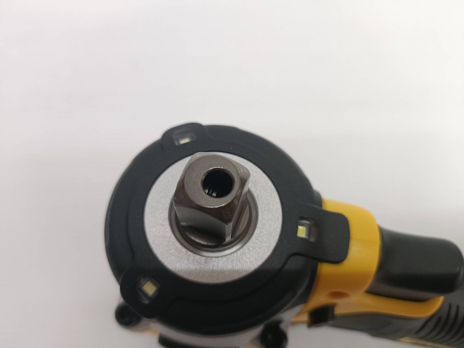 DEWALT บล็อกกระแทกไร้สาย 4 หุน 20V DCF922N-B1