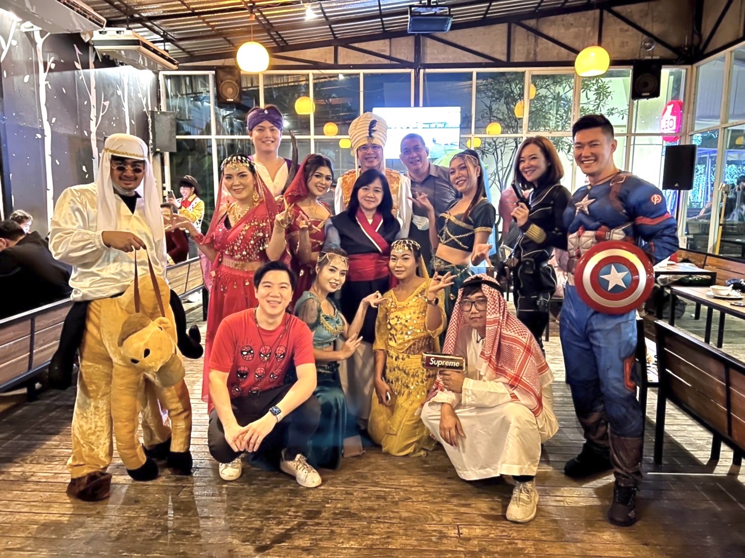 ชุดอาหรับดูไบ / ชุดเศรษฐีดูไบ / ชุดชีค / ชุดอาหรับ / ชุดดูไบ พร้อมปืนยิงแบงค์ และพร๊อพ